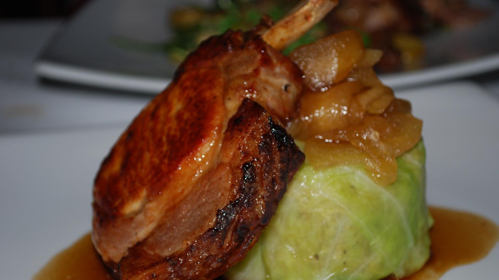 9. Côtelettes de porc à la compote de pommes