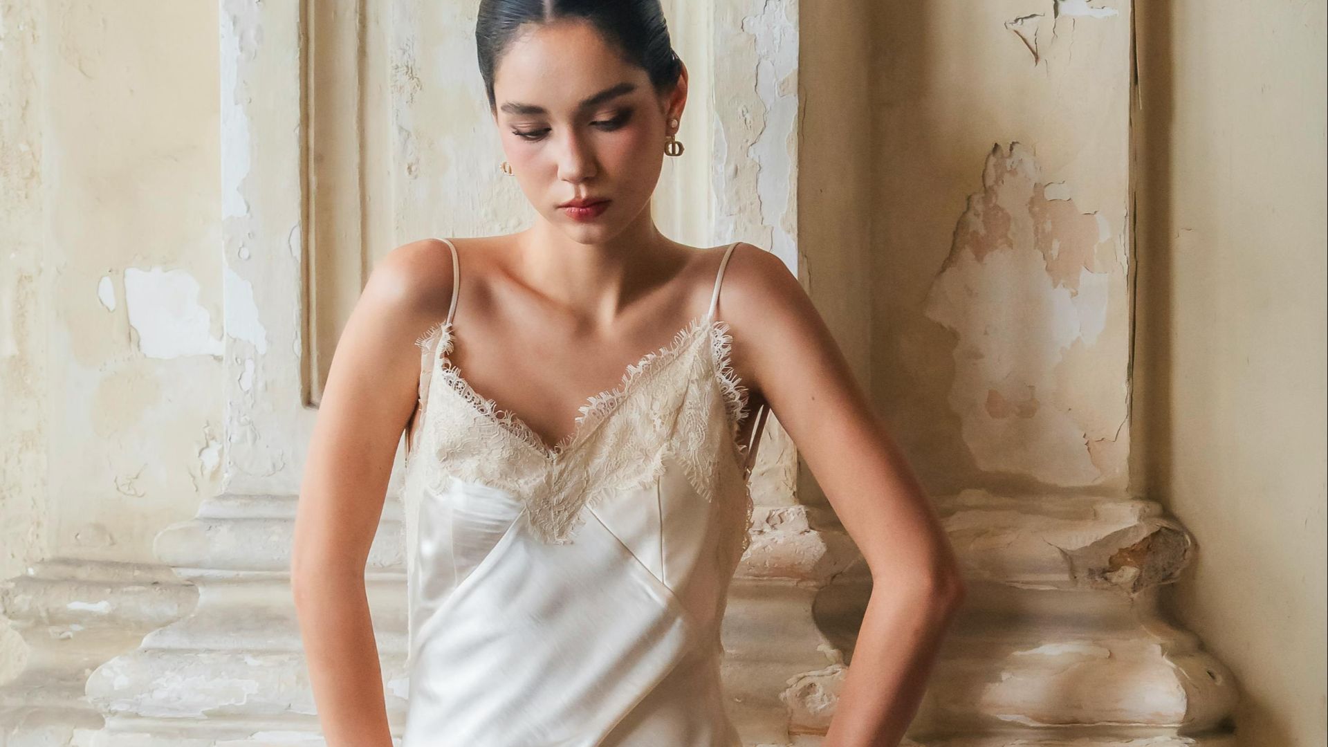 15. La robe en charmeuse de soie
