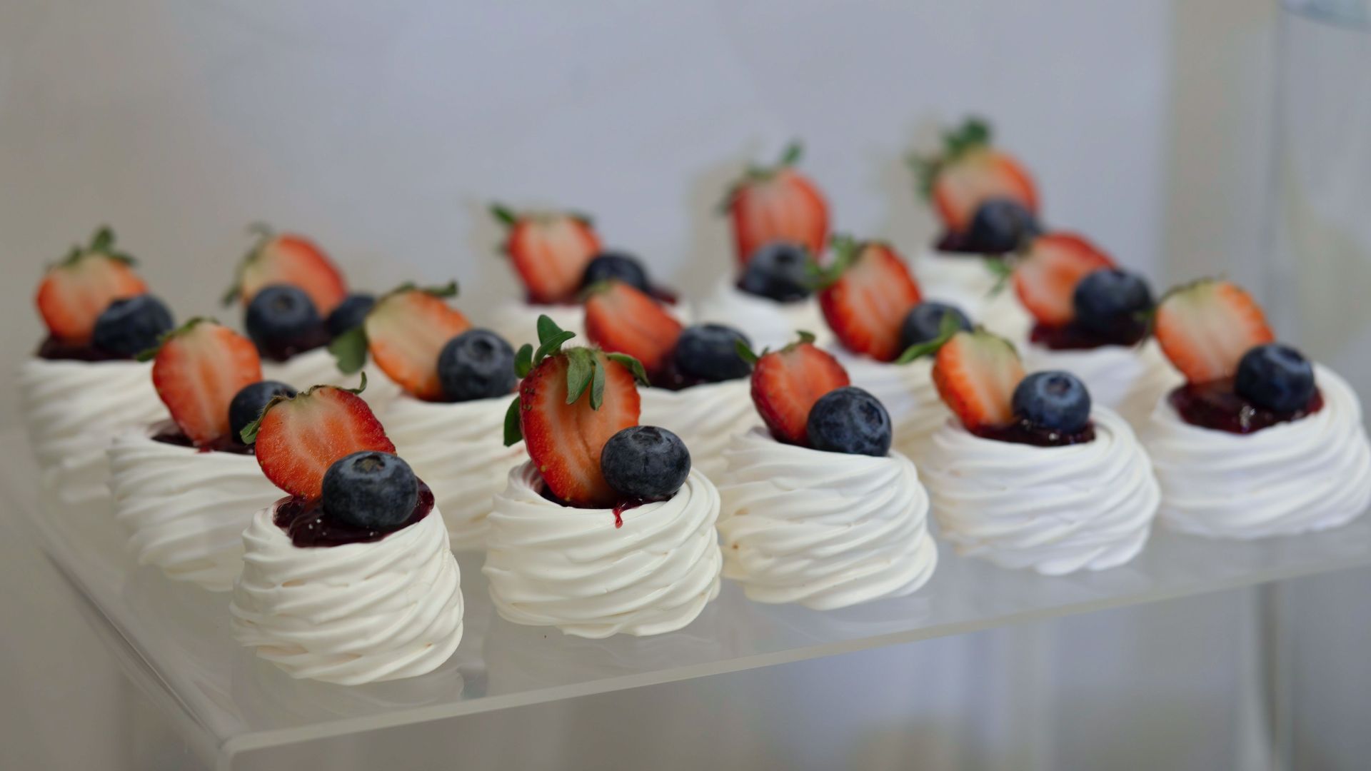 14. Mini pavlovas aux fruits rouges
