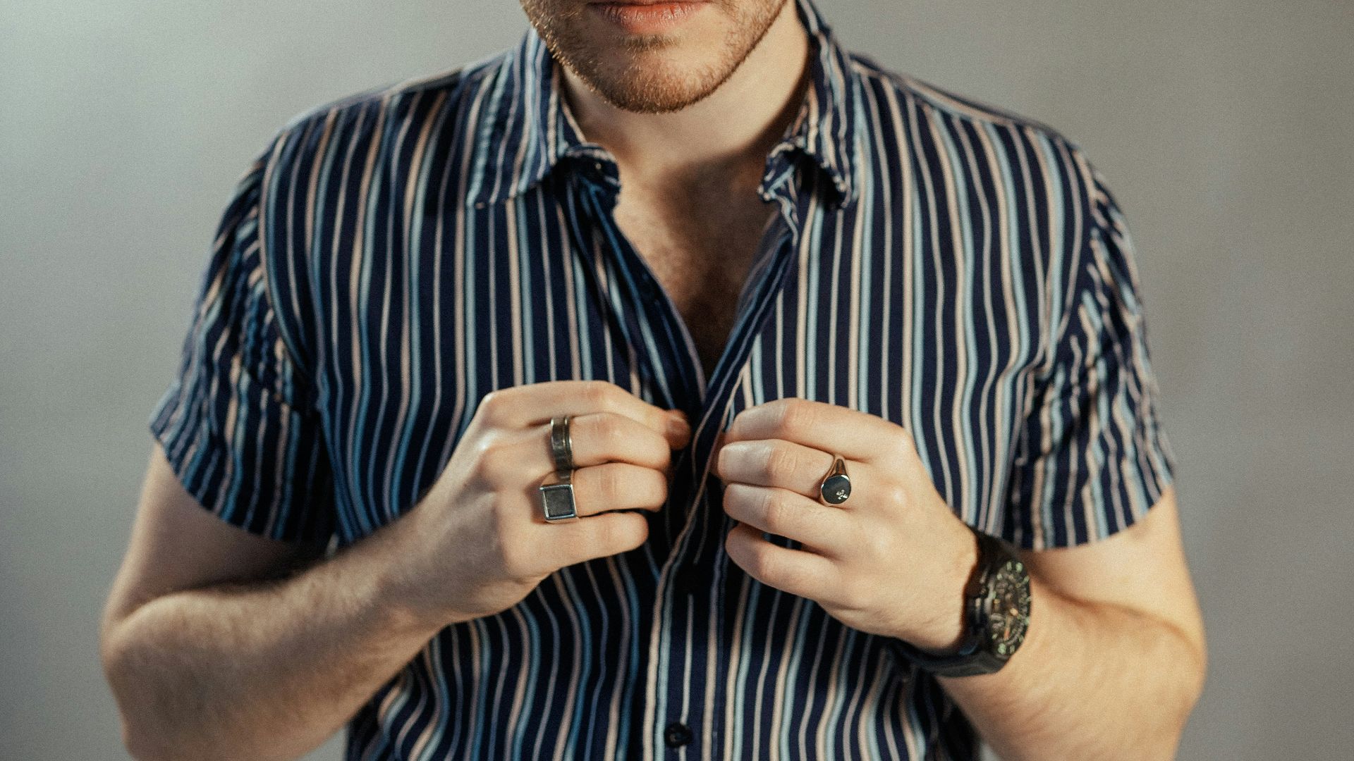 7. Une chemise boutonnée jusqu'en haut