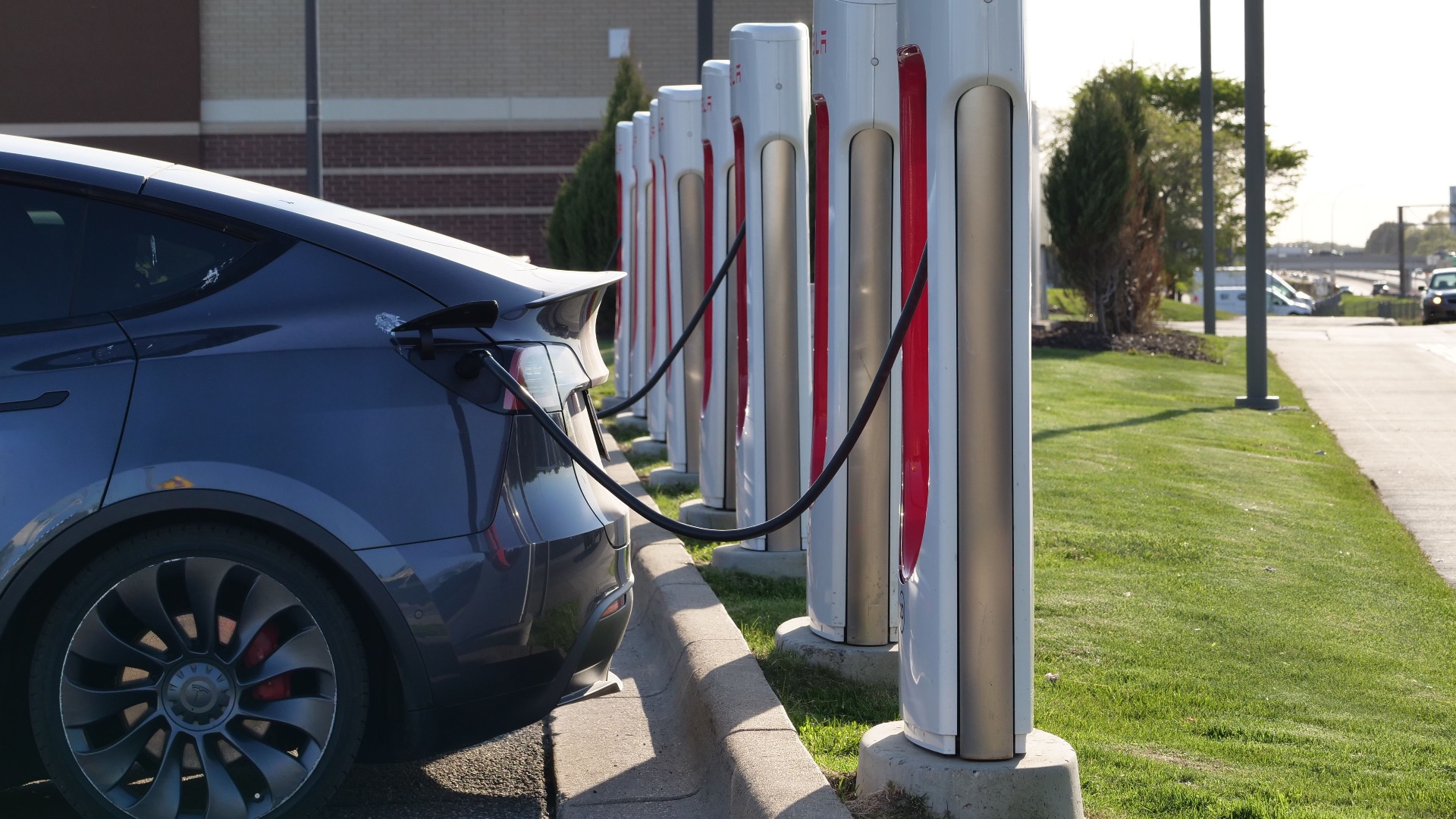 8. Ils accaparent les bornes de recharge et les places de stationnement