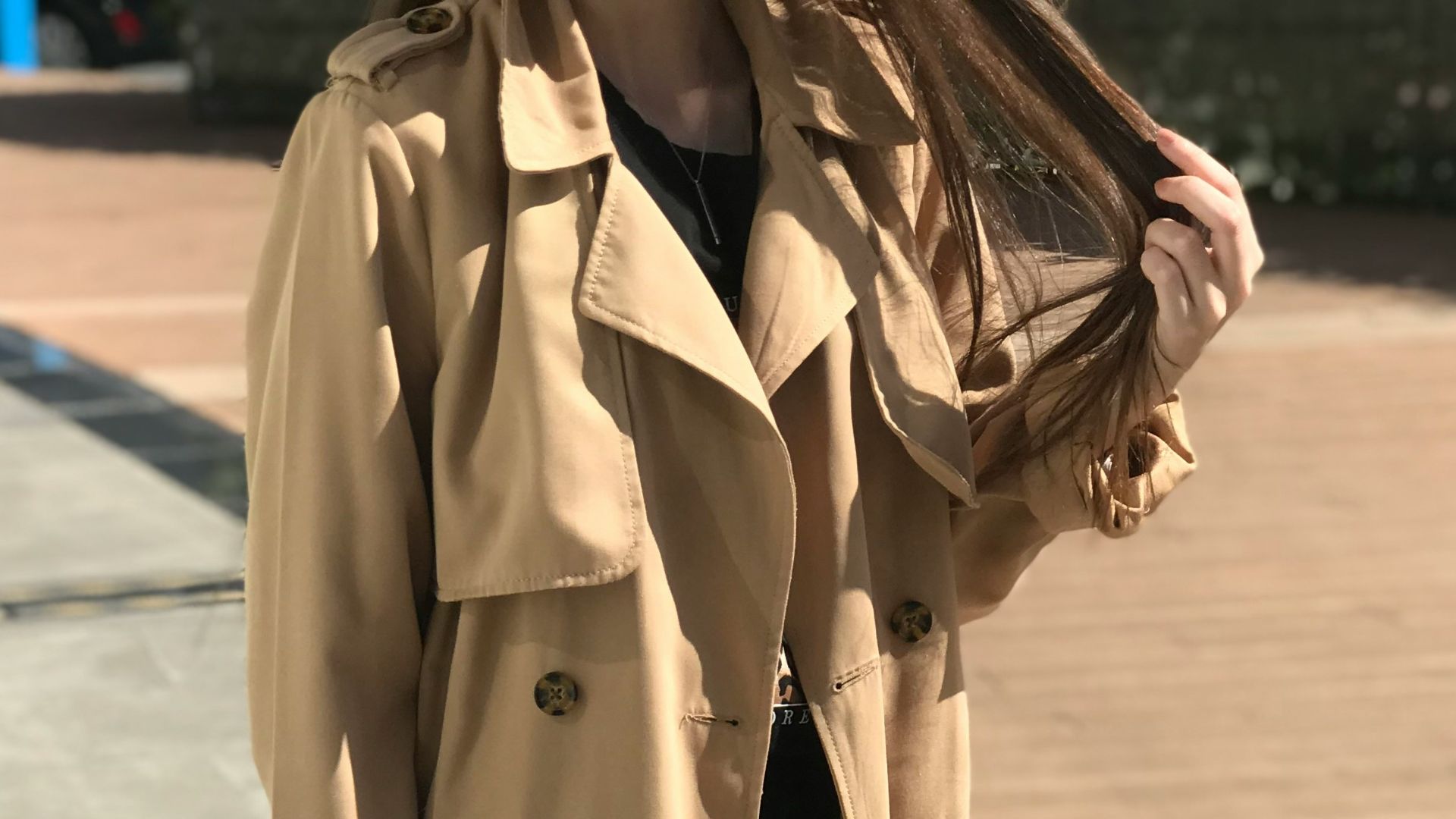 6. Un trench-coat ajusté porté par-dessus une robe épurée