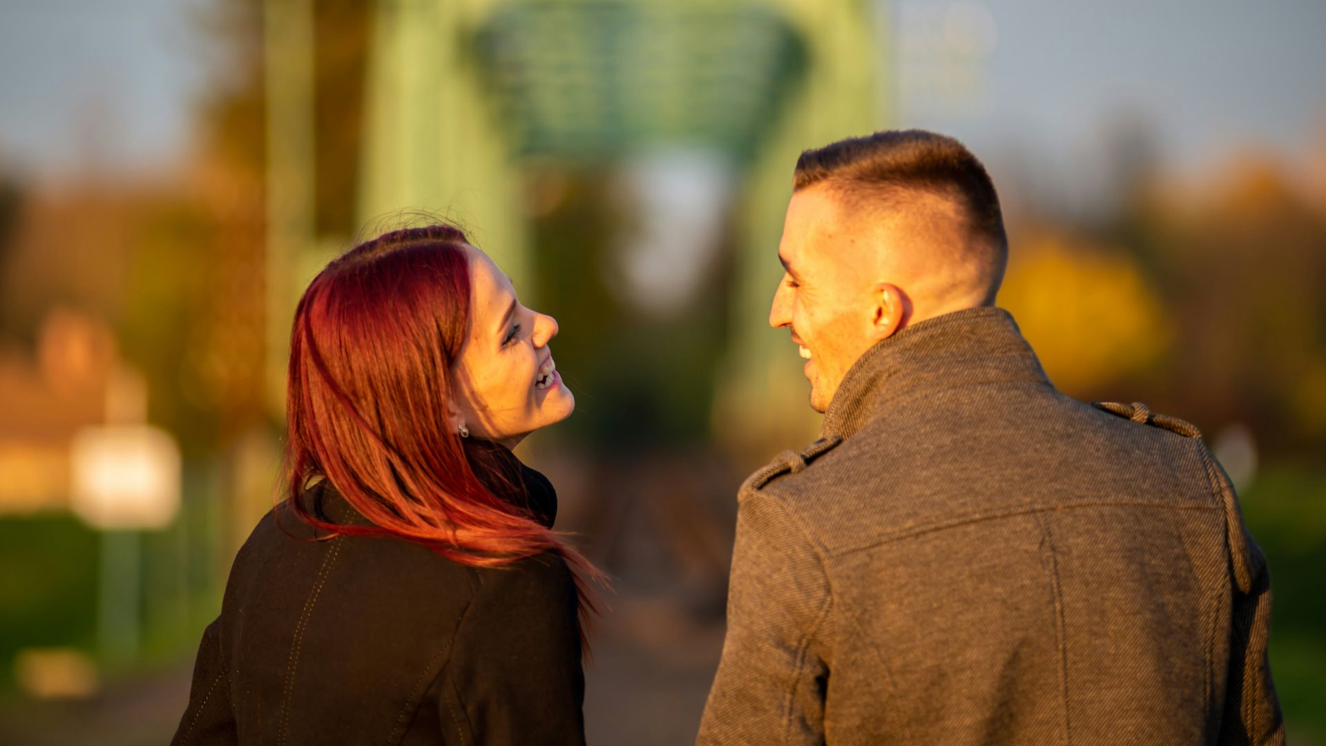 6. Faire des remarques sarcastiques sur les relations amoureuses traditionnelles