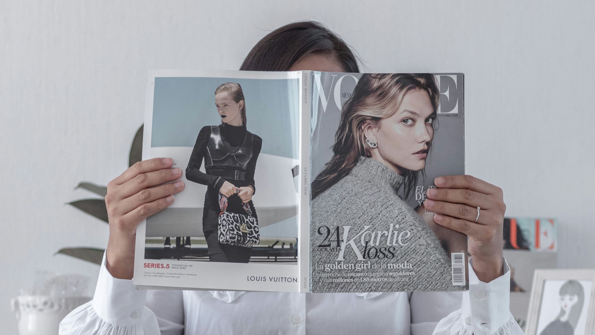 16. Un livre ou un magazine glissé dans son sac