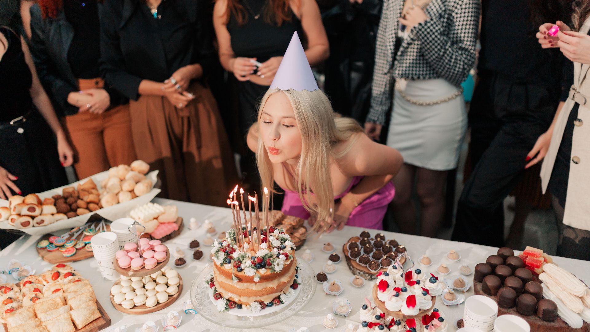 7. Un gâteau d'anniversaire dans la salle de pause