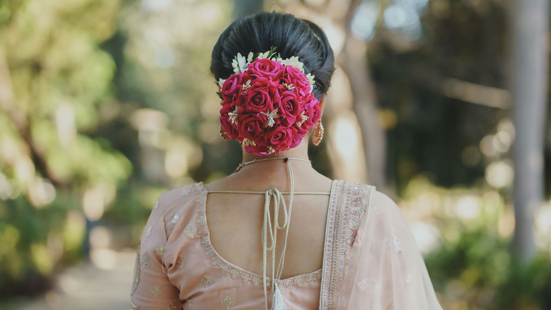 3. Le chignon sophistiqué orné de fleurs fraîches