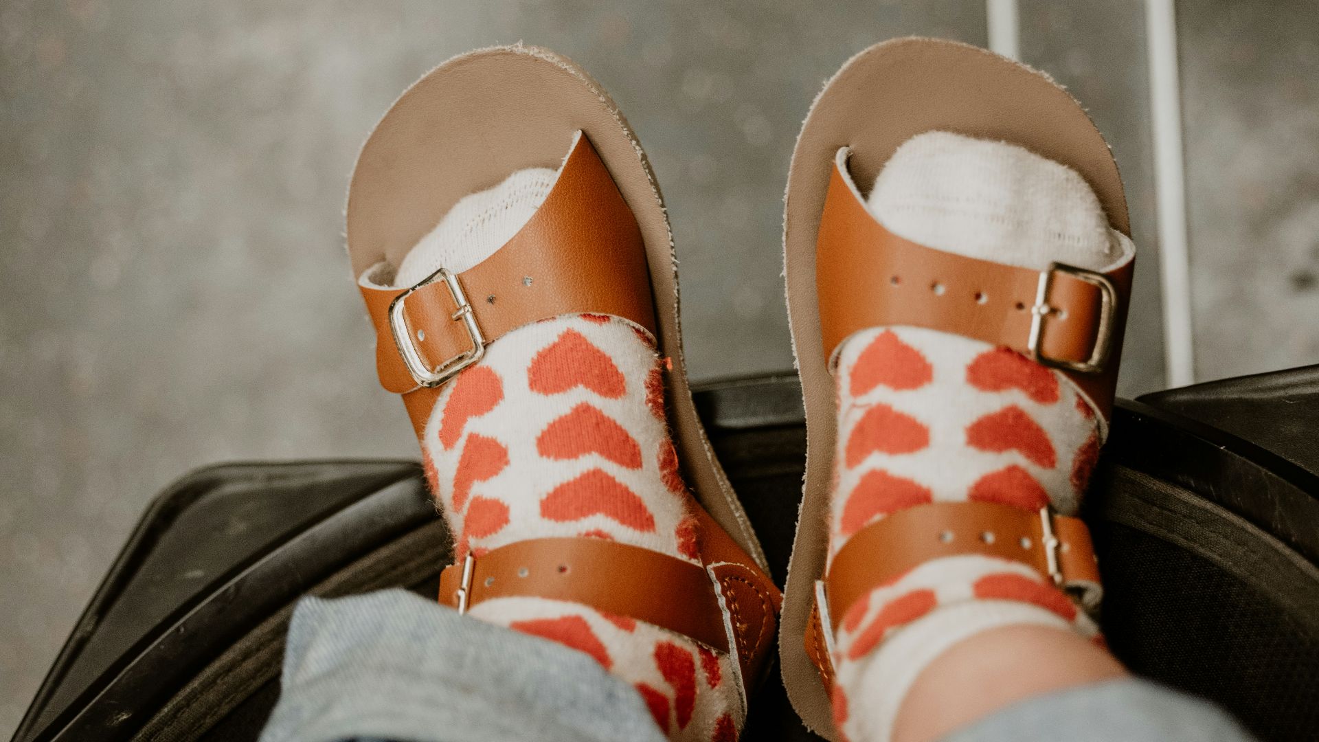 13. Des chaussettes avec des sandales