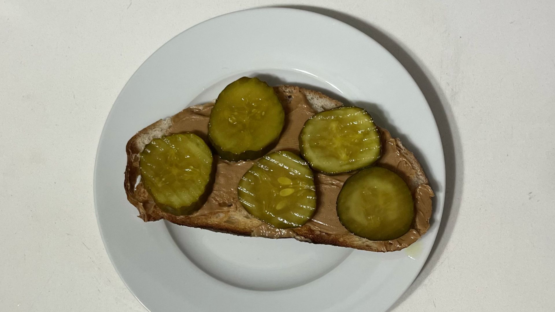 5. Sandwichs au beurre de cacahuète et aux cornichons