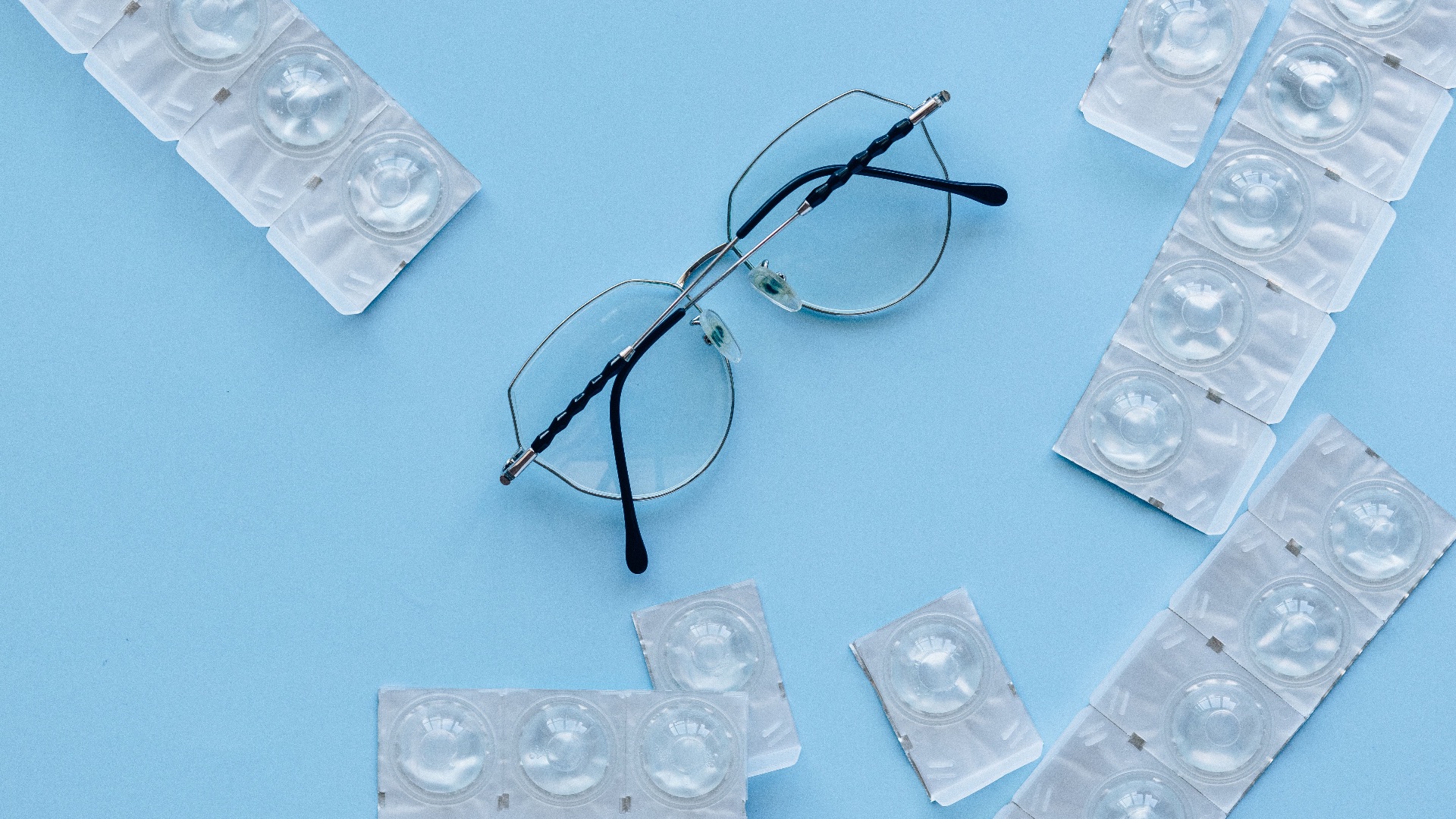 3. Pour beaucoup de gens, elles sont plus faciles à porter que les lentilles de contact