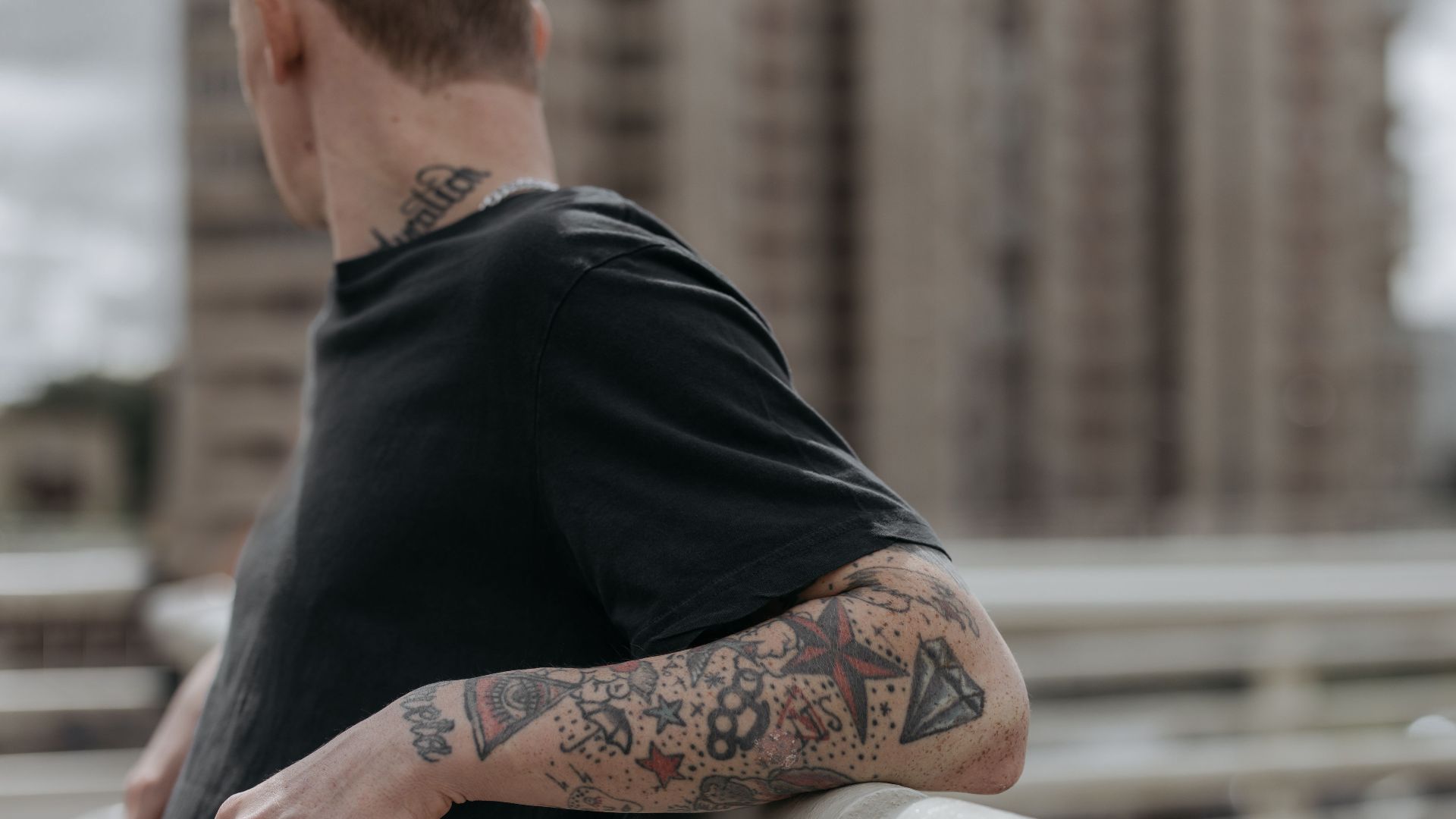 20 tatouages chez les hommes que les femmes trouvent secrètement attirants