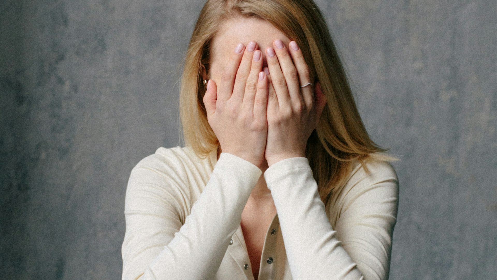13. Elle peut se sentir poussée à grandir plus vite