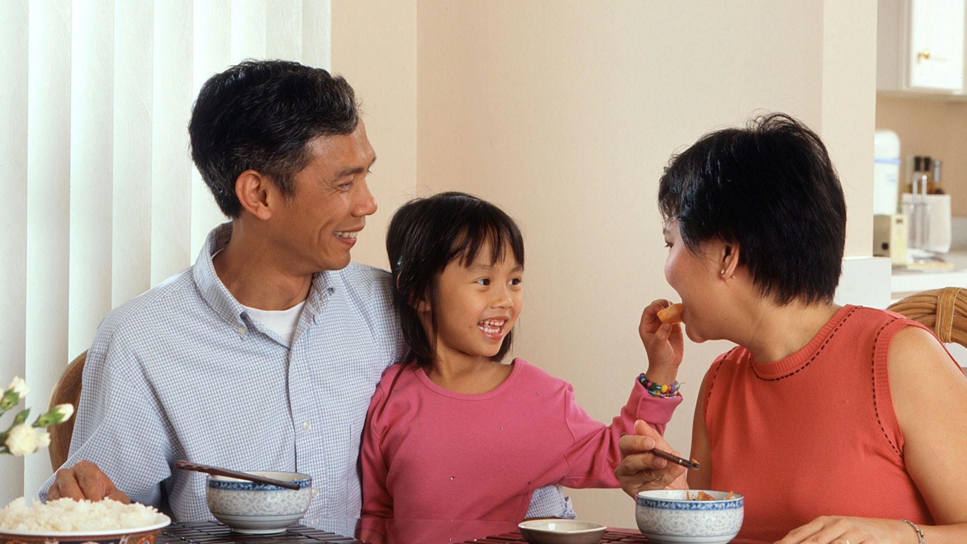 17. S'asseoir pour manger ensemble