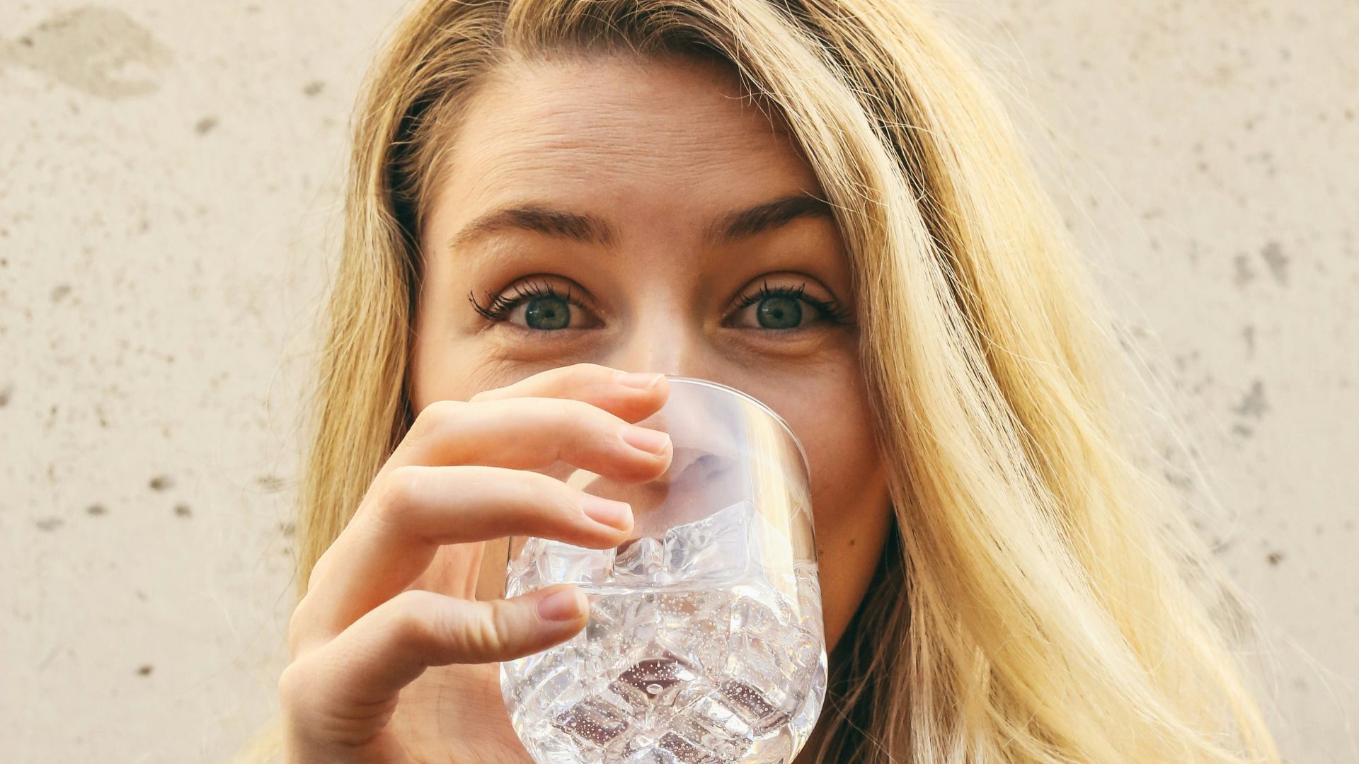 10 signes qui montrent que vous ne buvez pas assez d’eau et 10 aliments qui favorisent l’hydratation