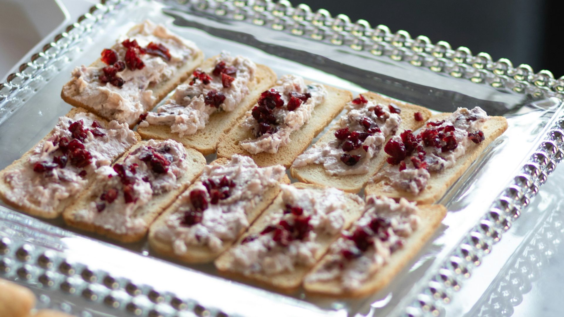 20. Petits feuilletés au brie et aux canneberges