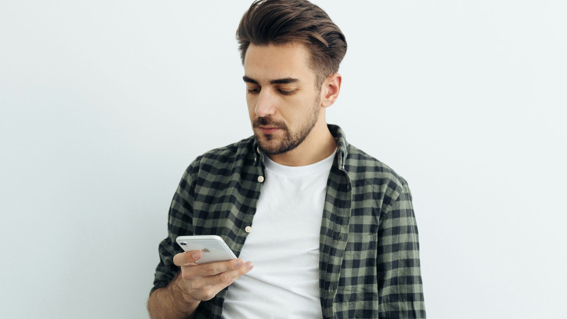 11. Regarder son téléphone pendant que quelqu'un parle