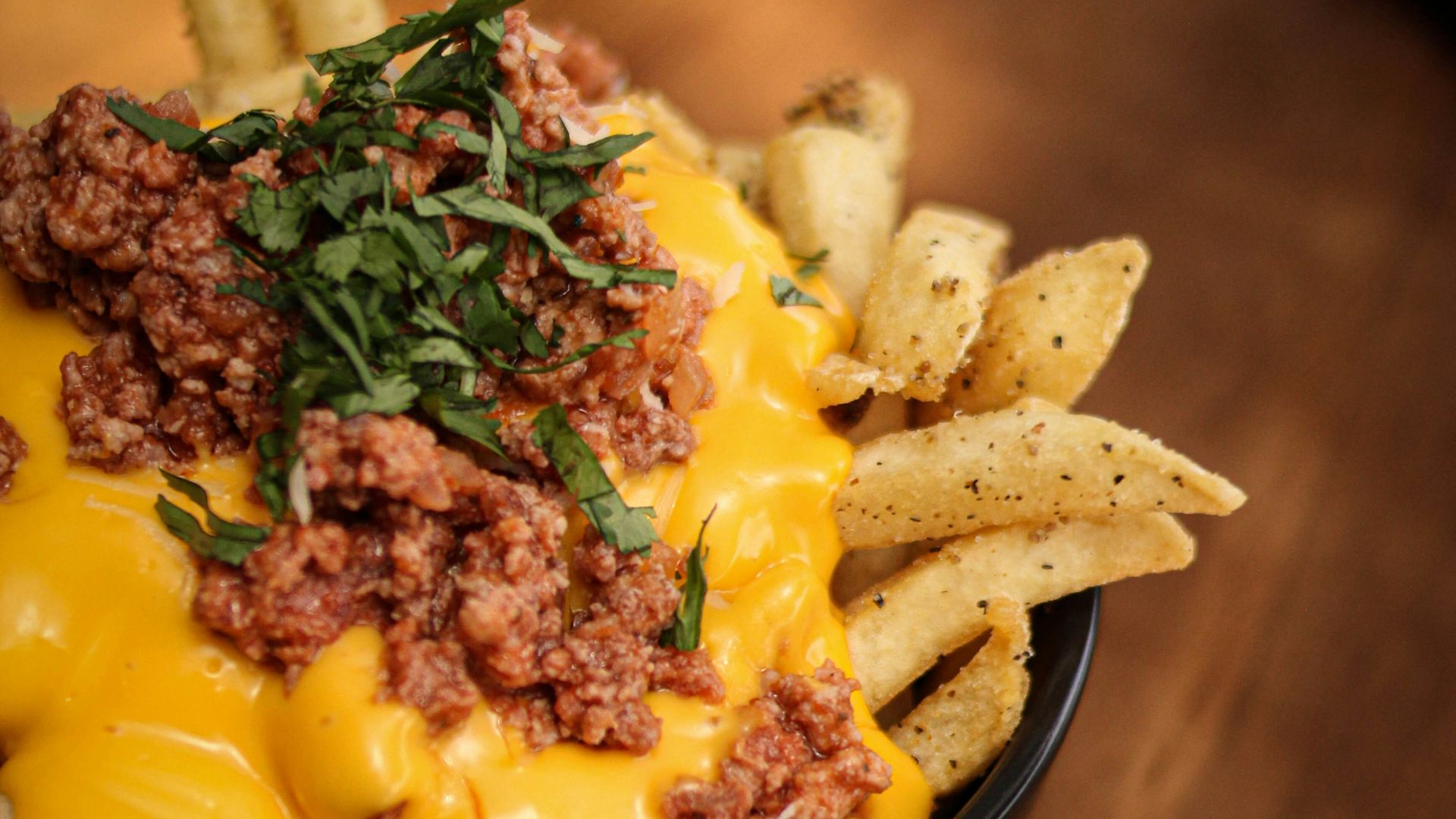 2. Frites au chili et au fromage