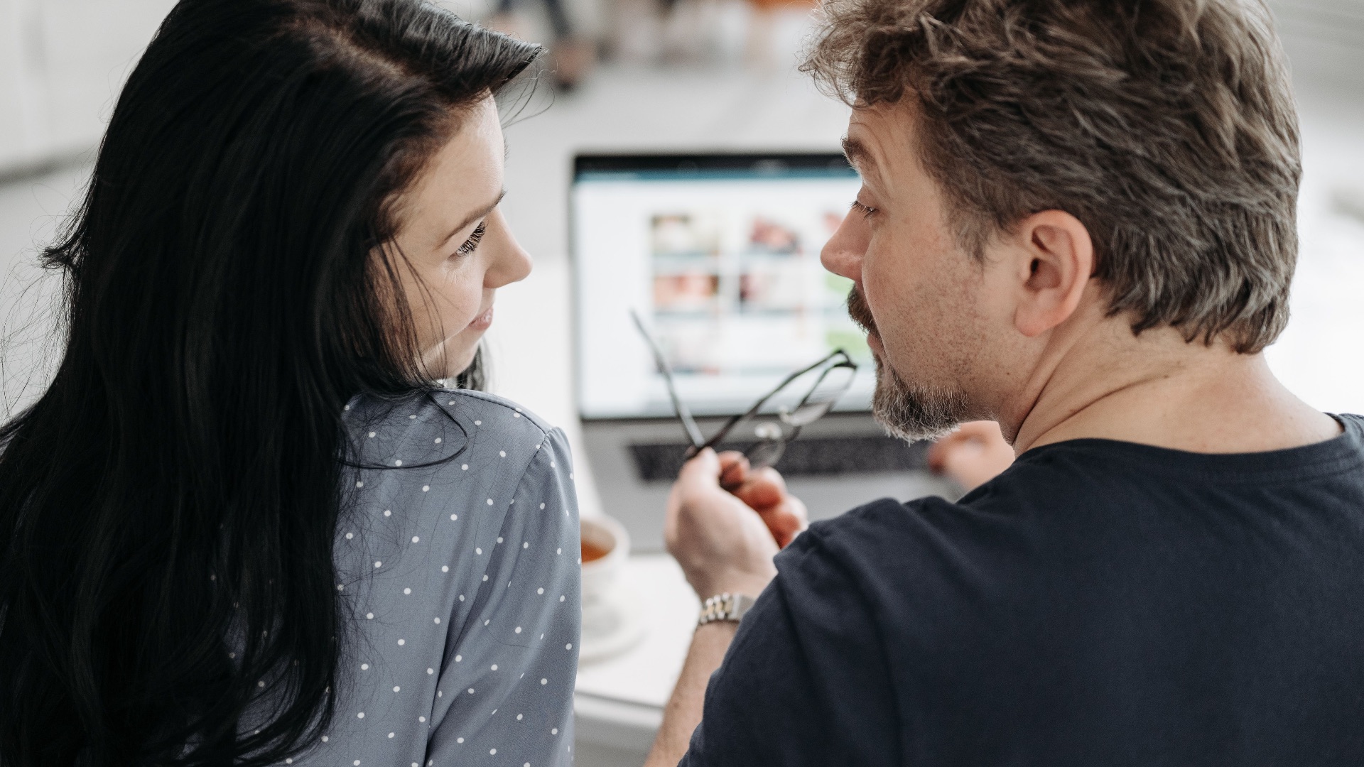 Les relations amoureuses au travail : 10 raisons pour lesquelles vous ne devriez jamais sortir avec un collègue et 10 raisons pour lesquelles cela pourrait être une bonne idée