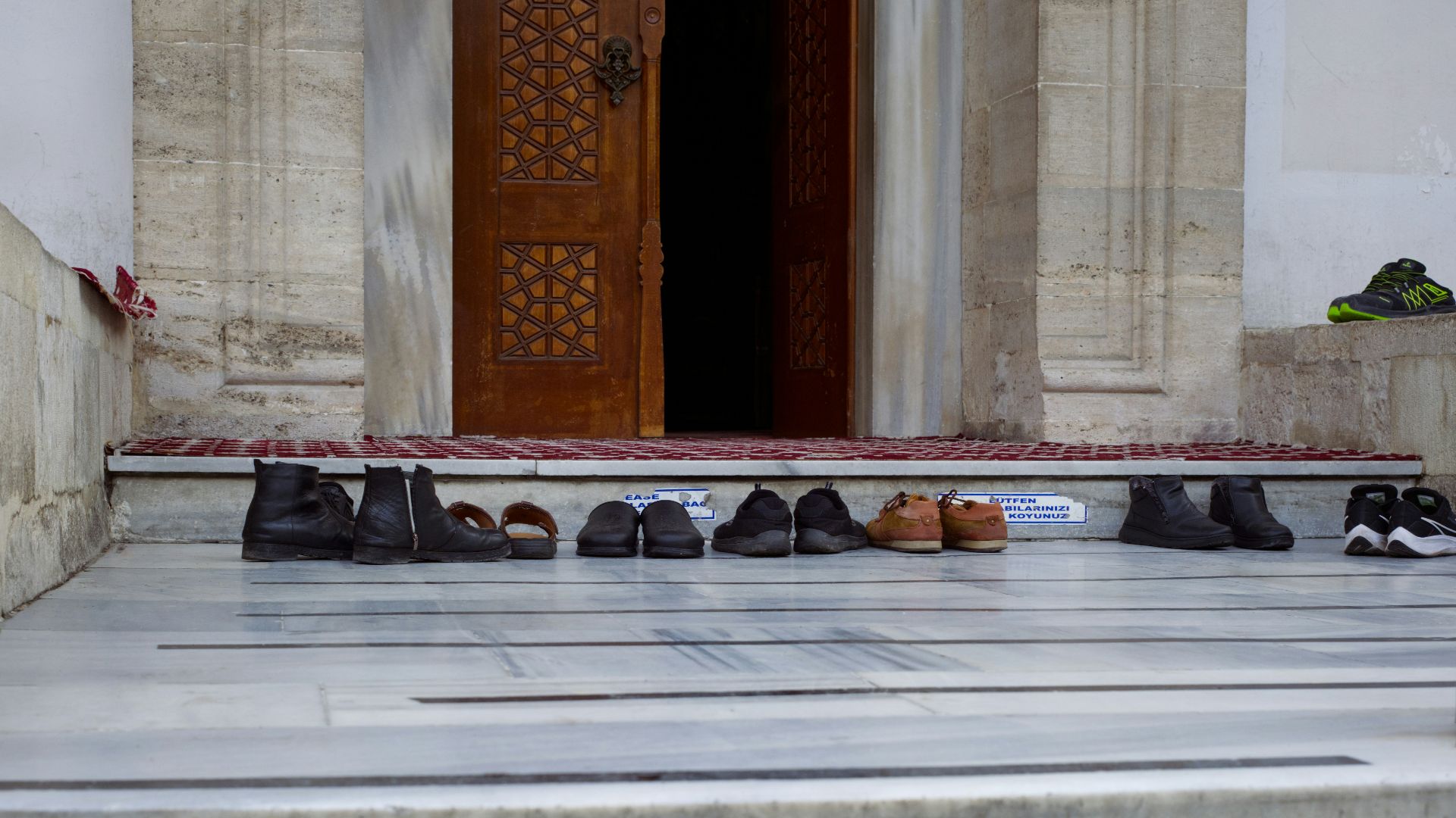 19. Une pile de chaussures près de la porte