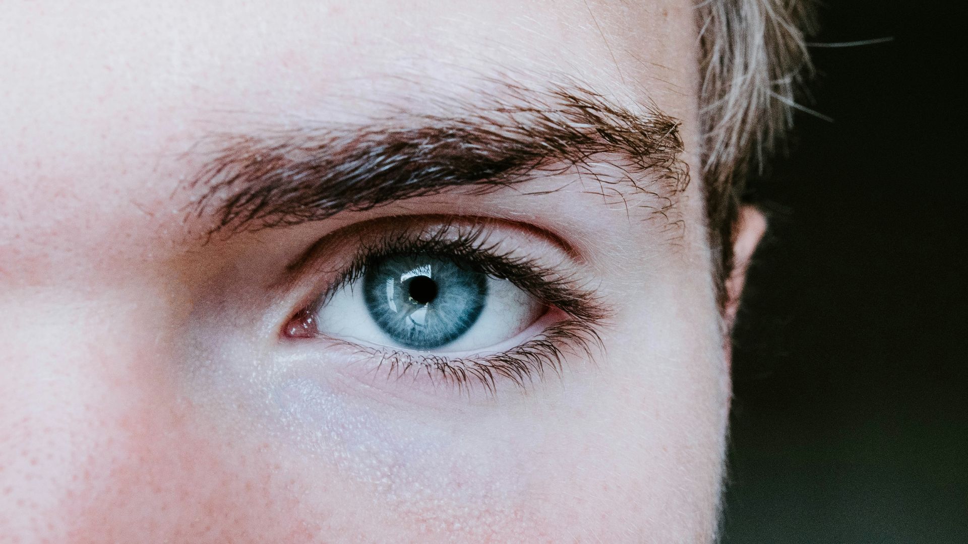 16. Sourcils très épilés