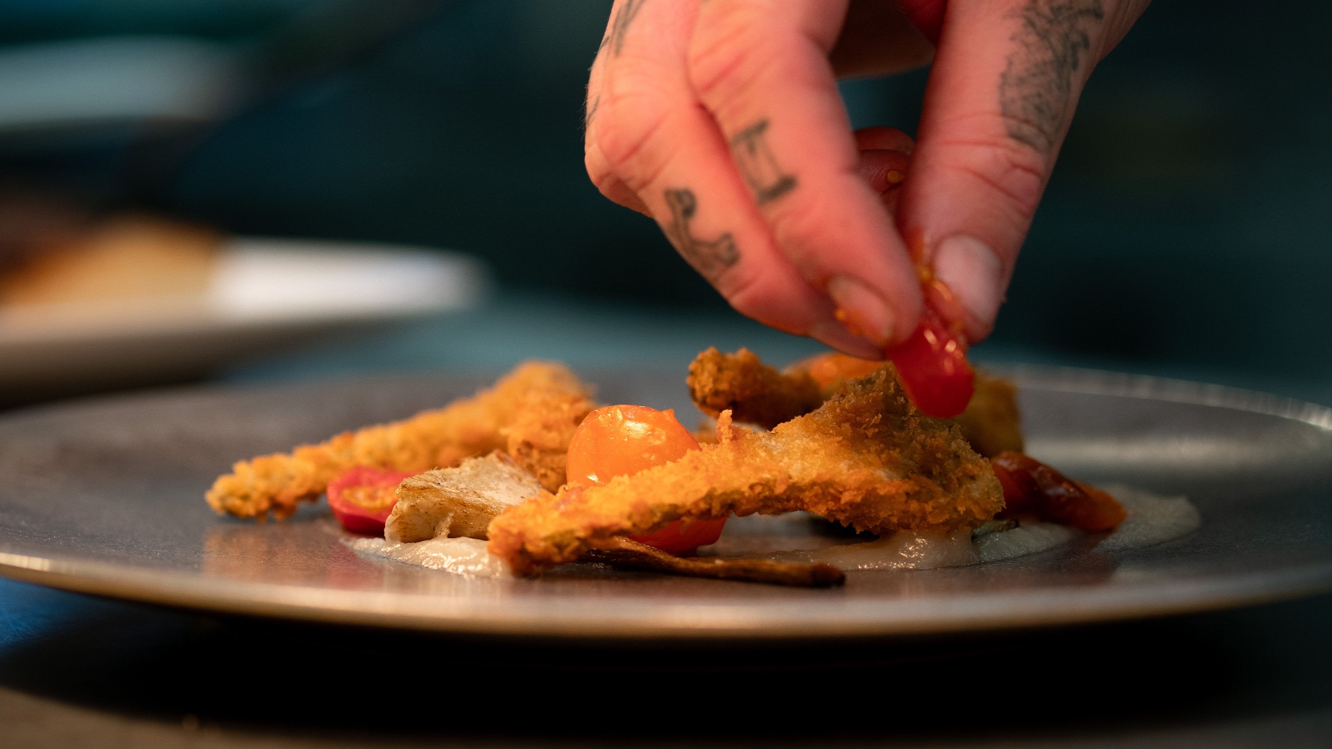 9. Le personnel manipule les aliments prêts à consommer à mains nues