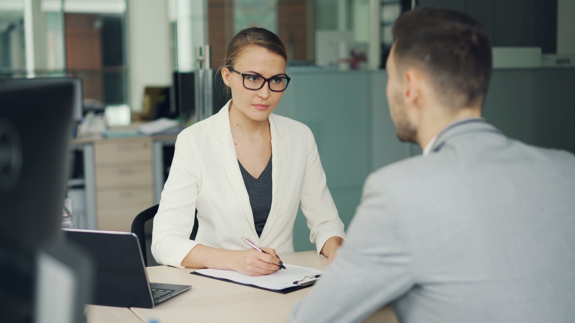 4. Le service des ressources humaines a commencé à effectuer des contrôles plus fréquents