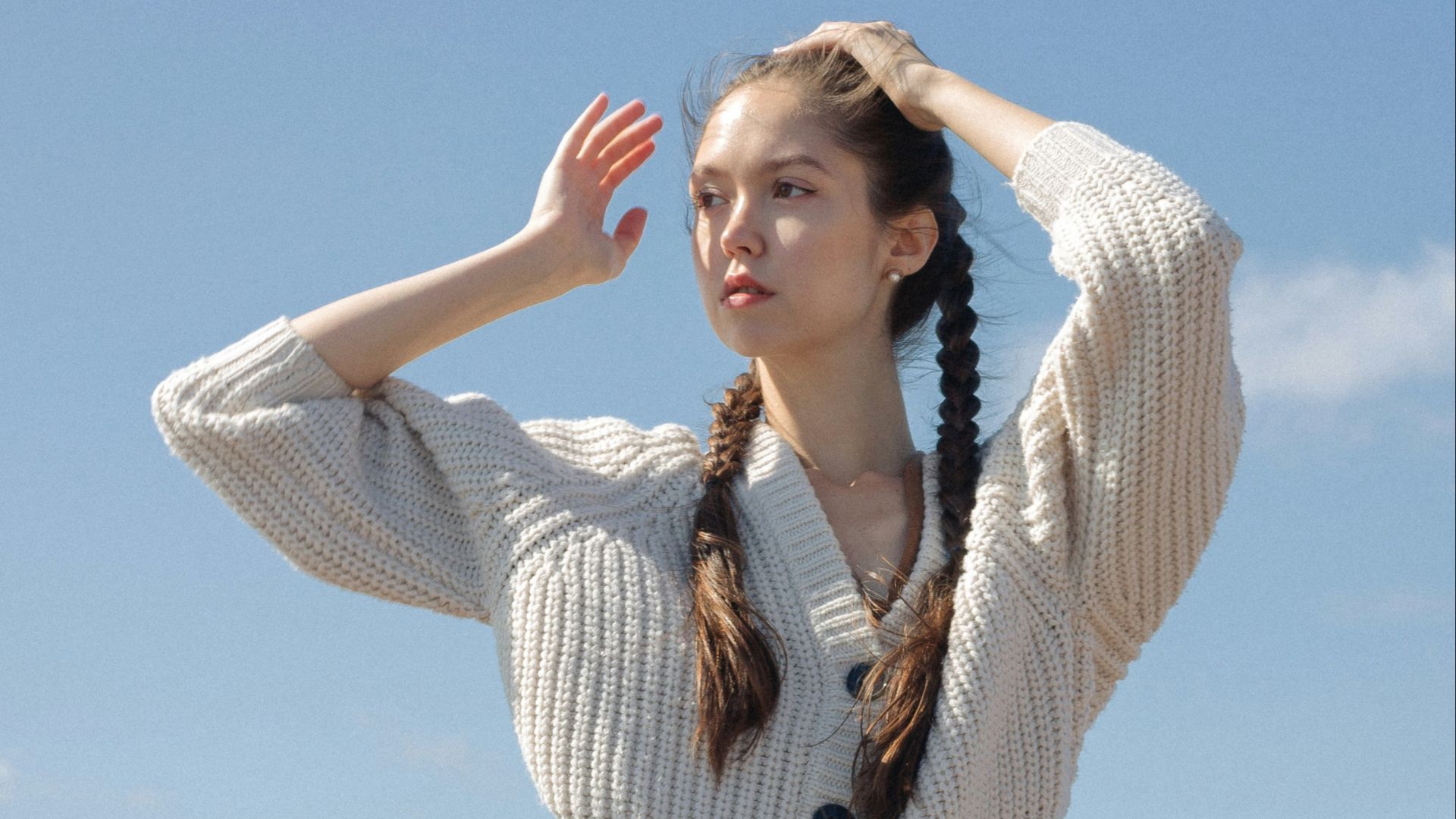 12. Une mini-jupe avec une chemise oversize boutonnée