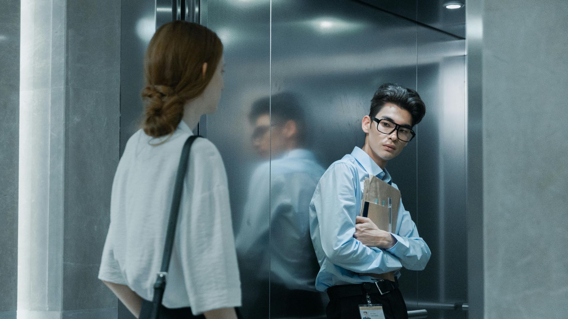 1. Le regard dans l'ascenseur