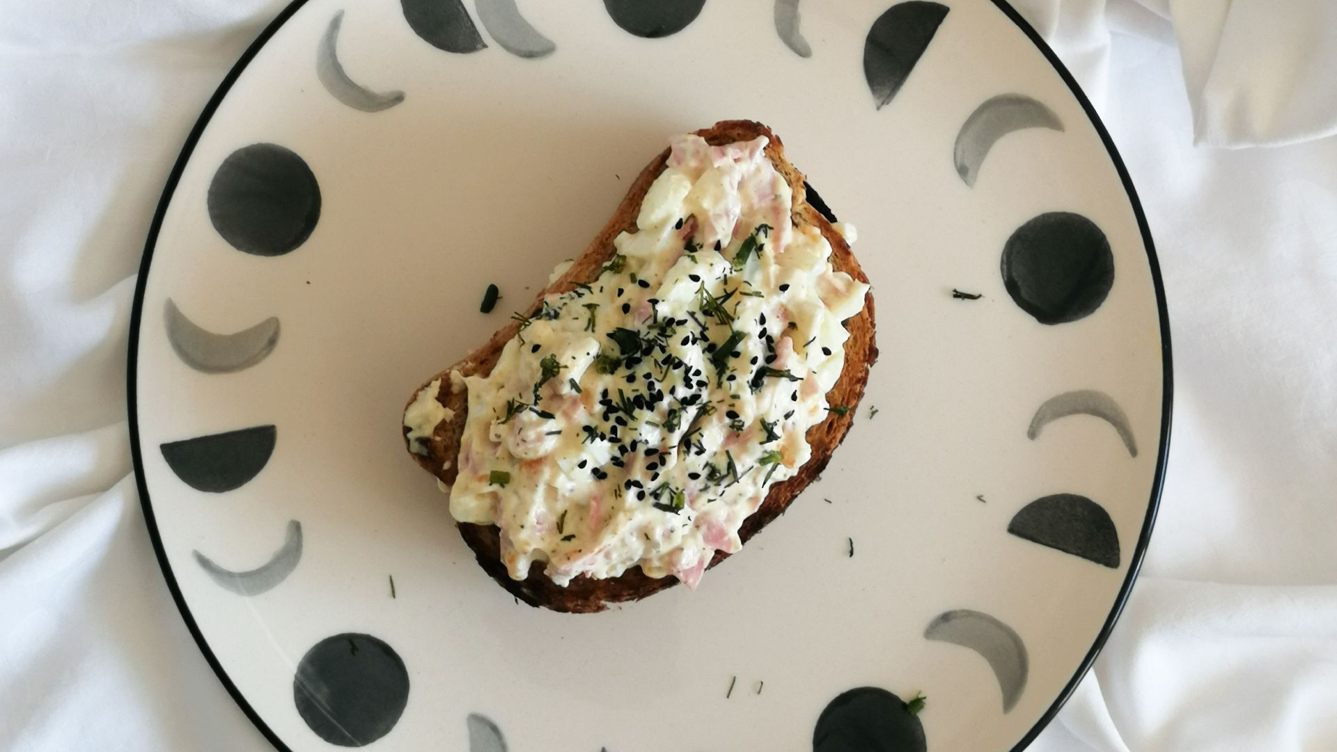 6. Tranches de pain grillées garnies de morceaux de bœuf à la crème