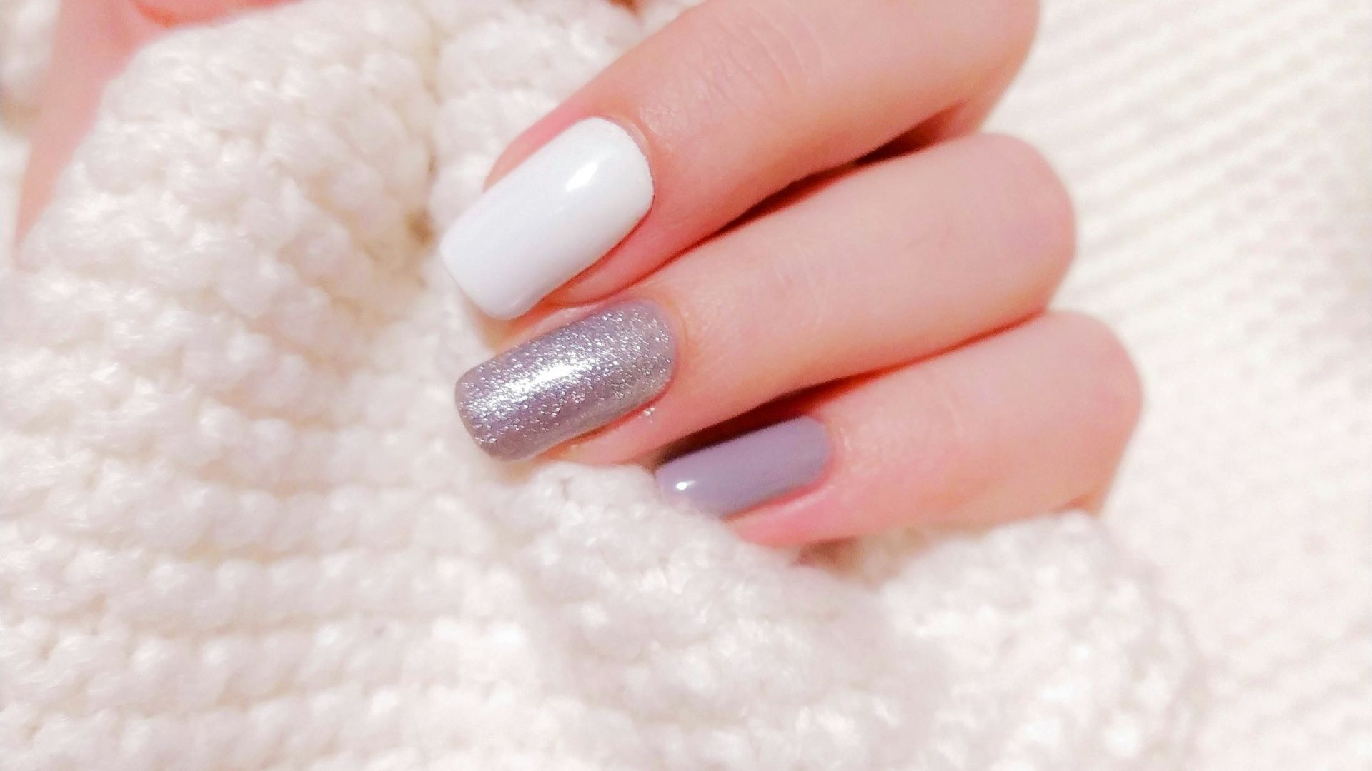 15. Vernis à ongles lavande irisé