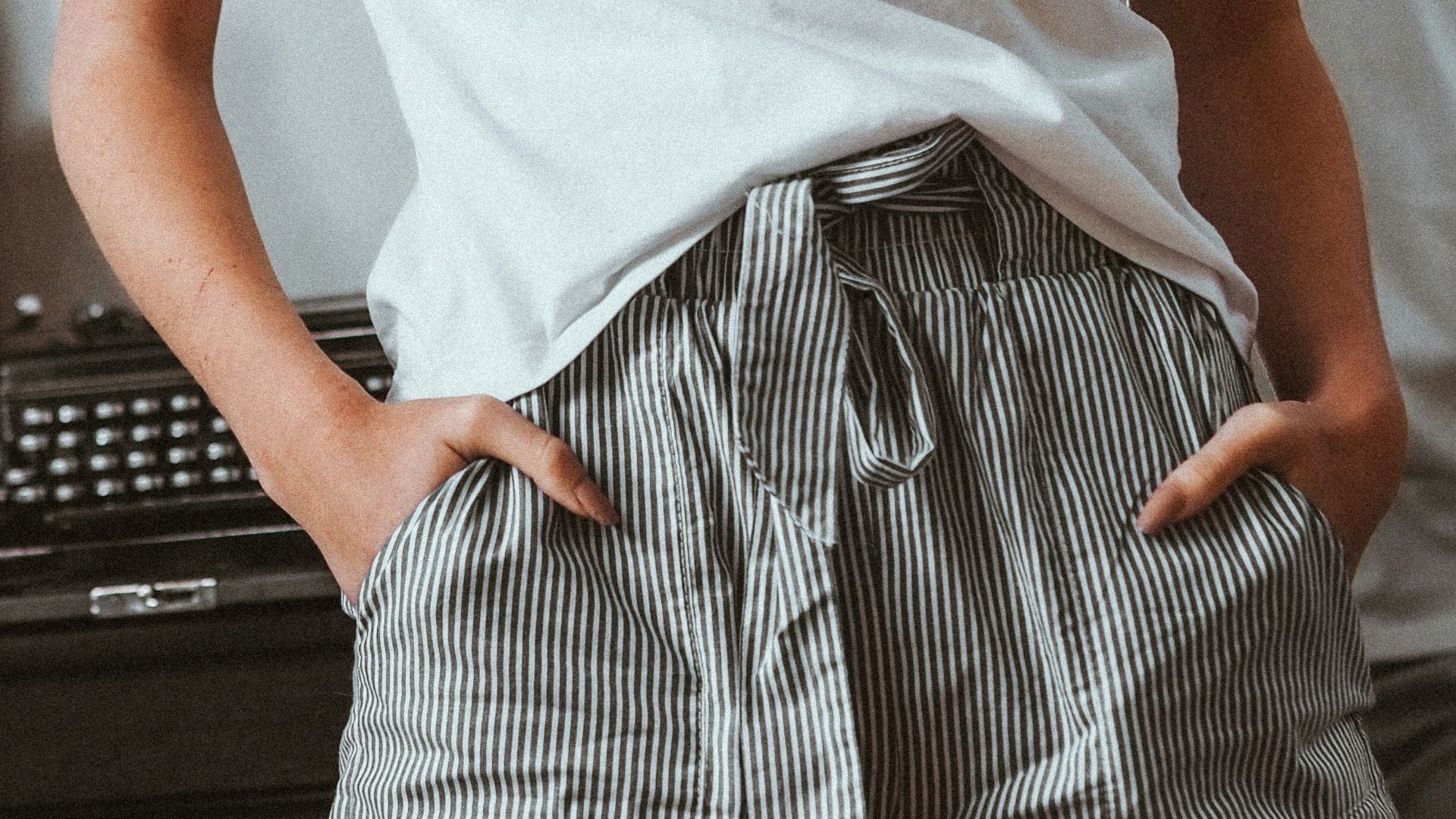 4. Un short taille haute et un haut breton rayé