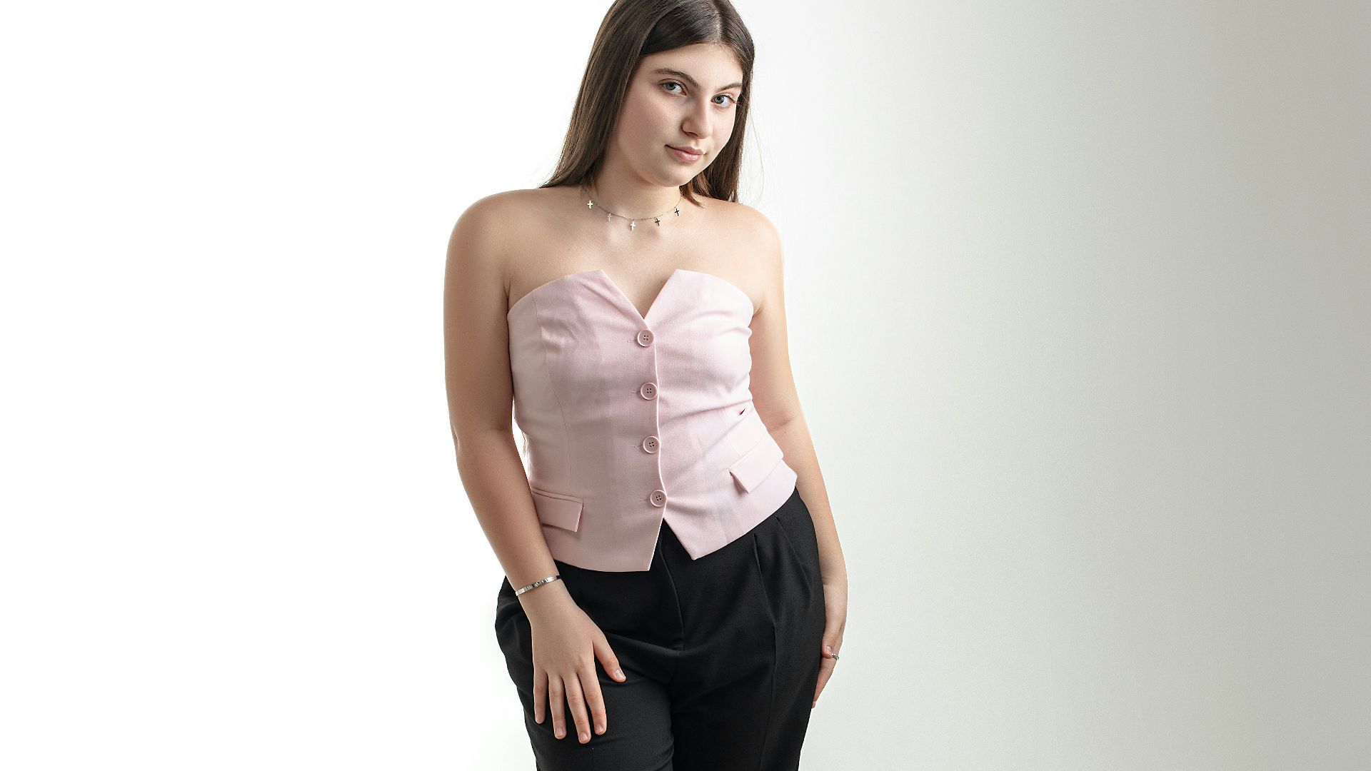 17. Un bustier sans bretelles associé à un pantalon taille haute