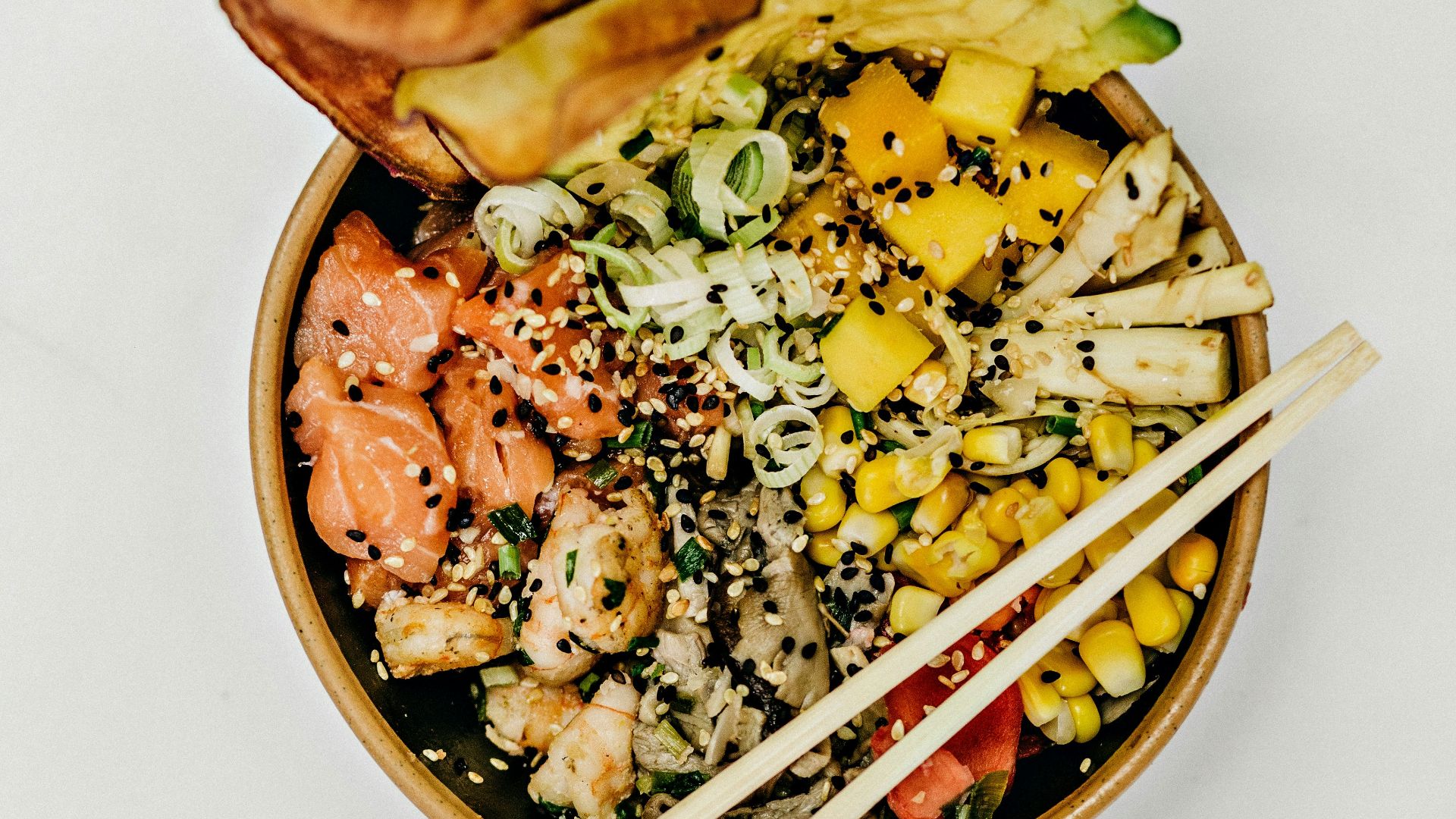 14. Bol de poke au thon épicé