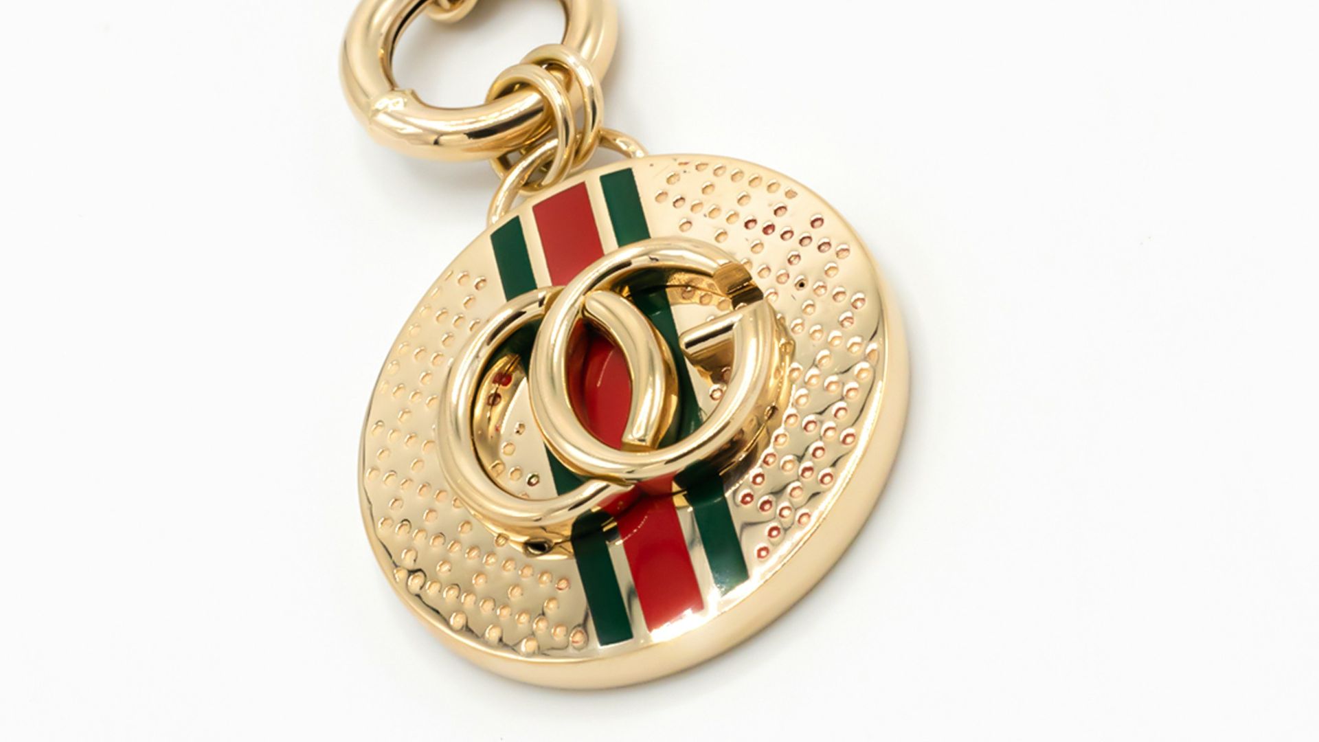 3. Breloques imitant des logos de luxe