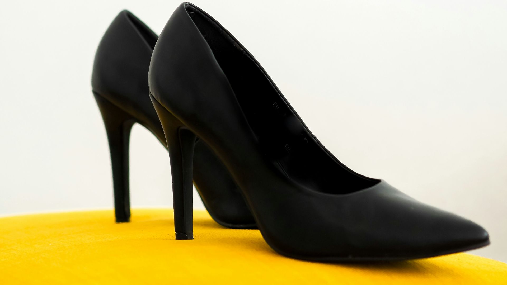 18. Troquez vos talons hauts contre des chaussures plates offrant un bon maintien