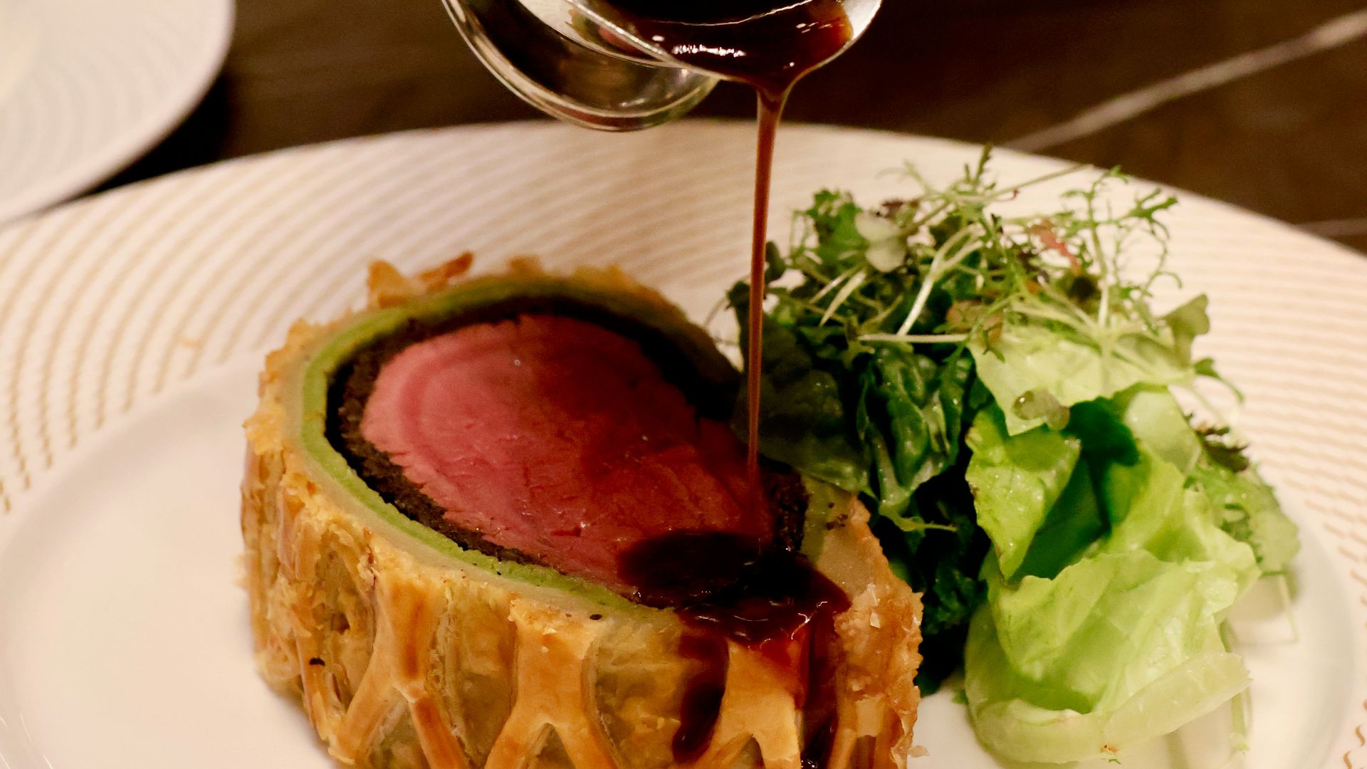 10. Assortiment de salades vertes, bœuf Wellington et pudding au caramel