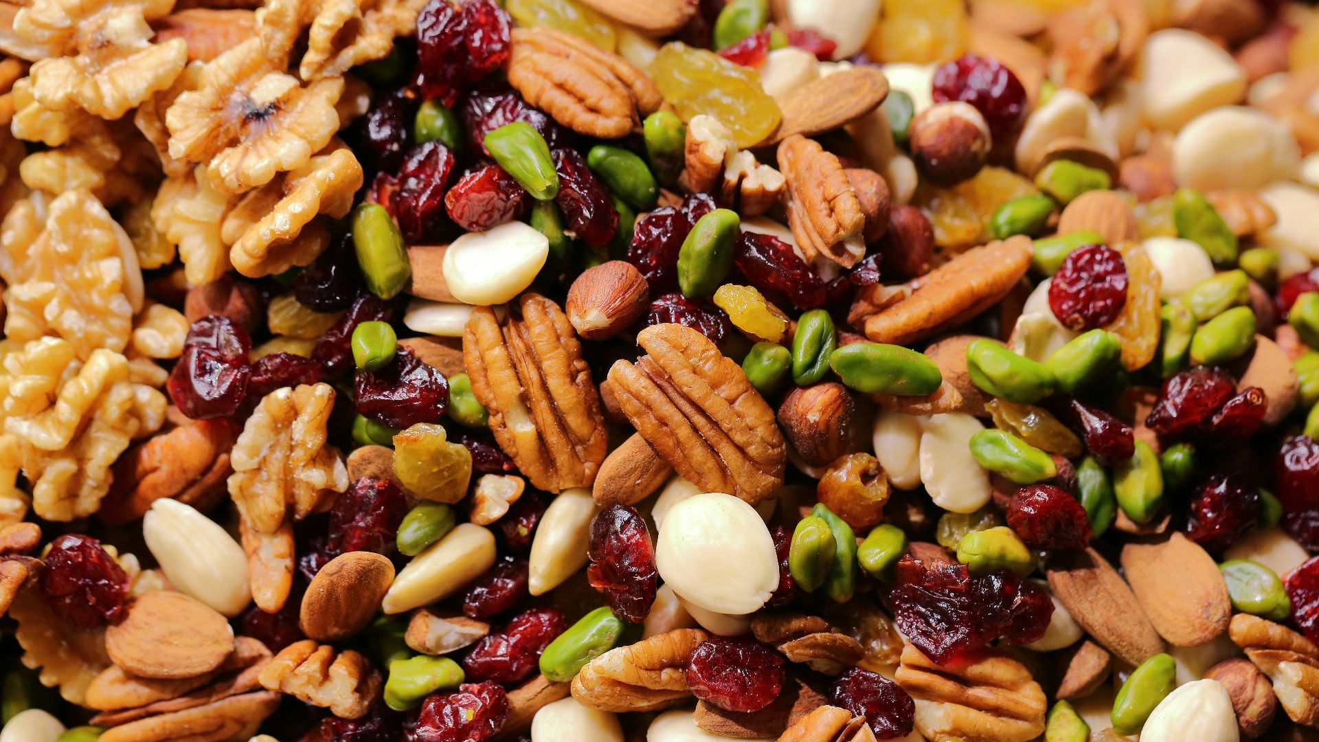 7. Un assortiment de fruits secs dans une boîte raffinée