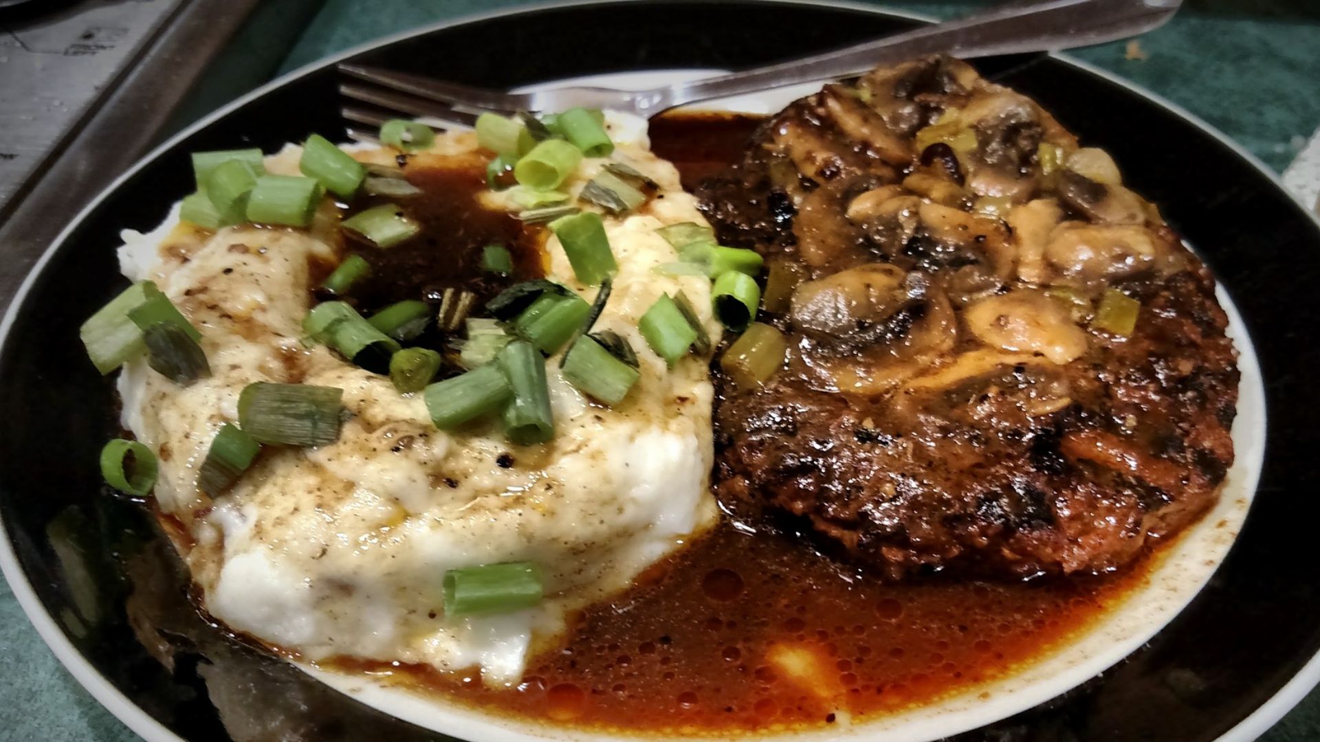 3. Steak de Salisbury à la sauce brune