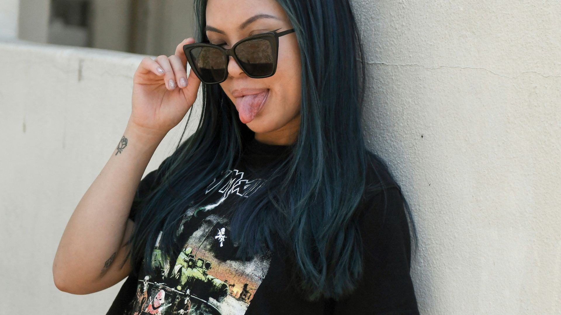 8. Un t-shirt à motif et une jupe trapèze