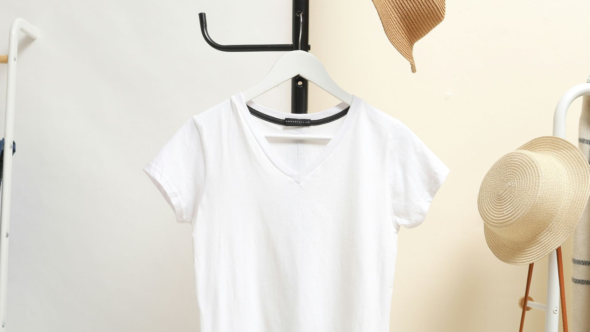 3. Un t-shirt à col en V tout doux