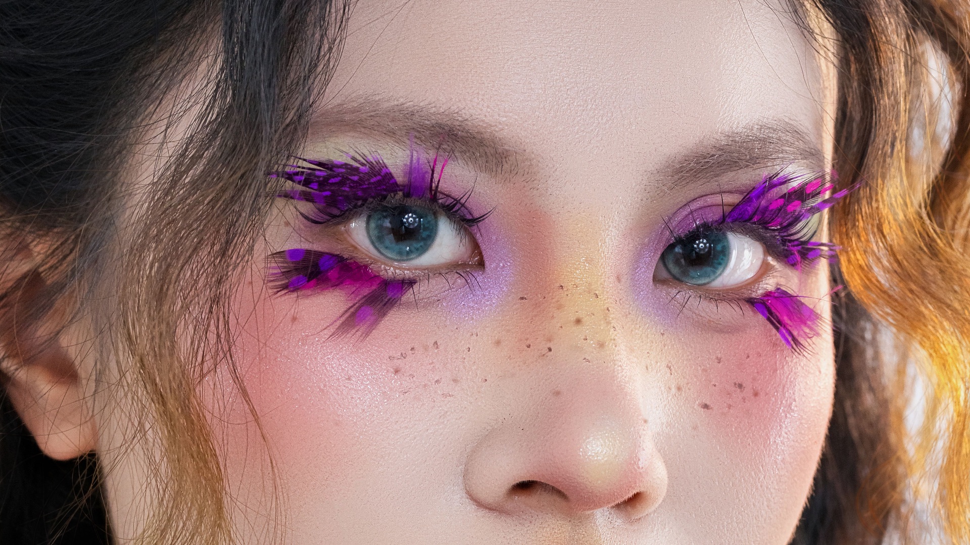 Lentilles de contact colorées : 10 avantages liés au port de lentilles décoratives et 10 risques à prendre en compte
