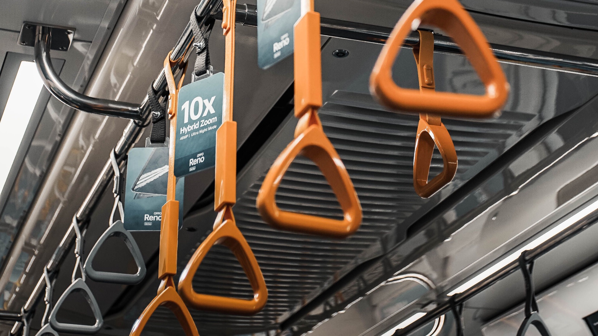 19. Les poignées des transports en commun sont toujours hors de portée