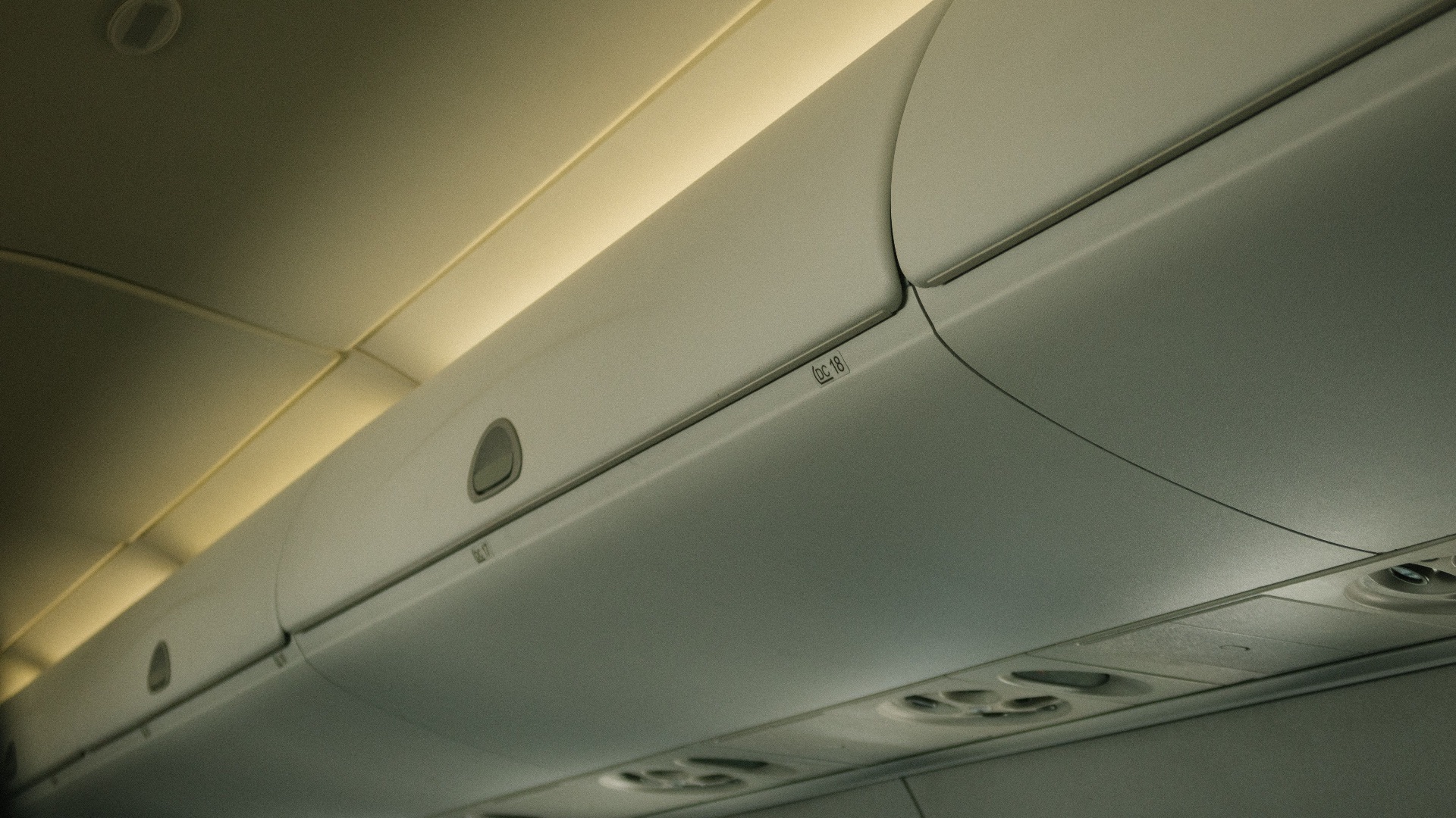 17. Les compartiments à bagages dans les avions restent juste hors de portée
