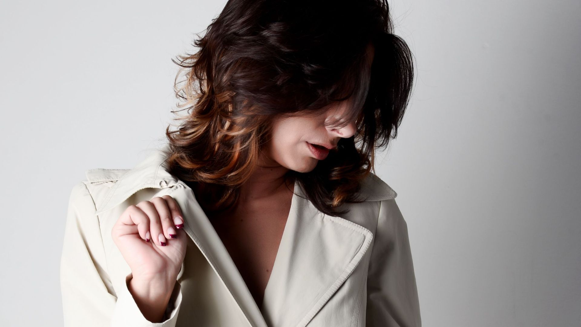 17. Un trench-coat classique ou un manteau croisé