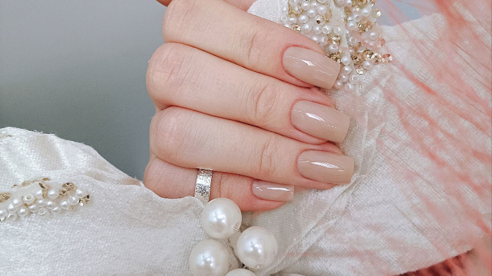 18. Ongles « coquillage et perle »