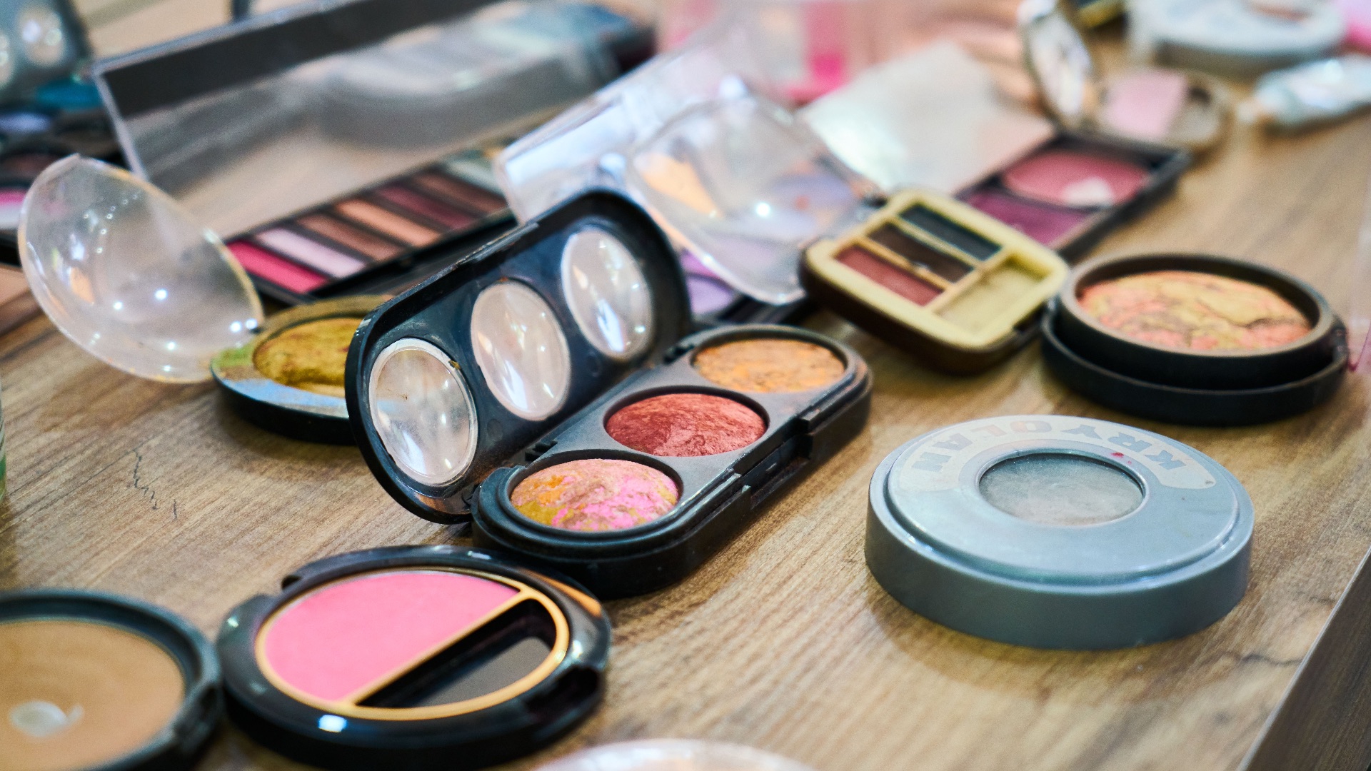 9. Continuer à utiliser des produits de maquillage périmés