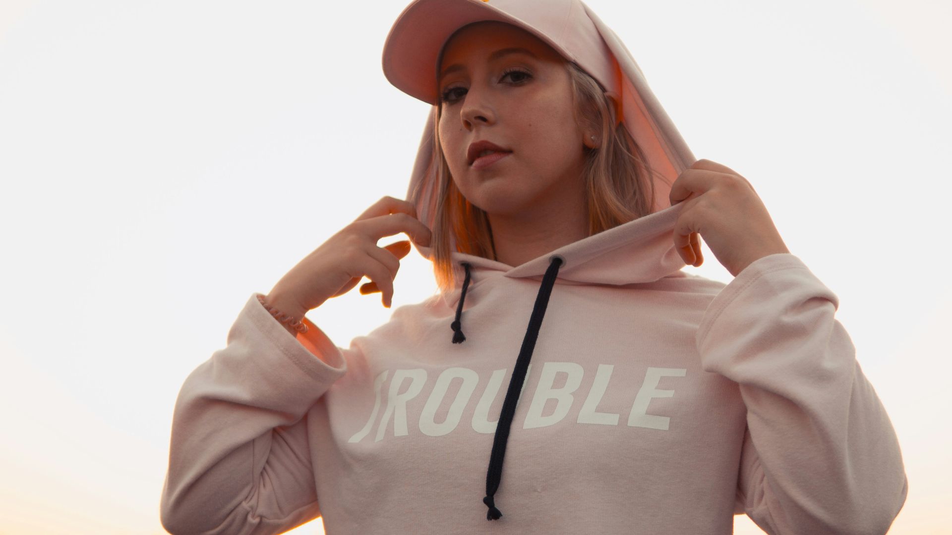 11. Un sweat à capuche court et une jupe en jean taille haute
