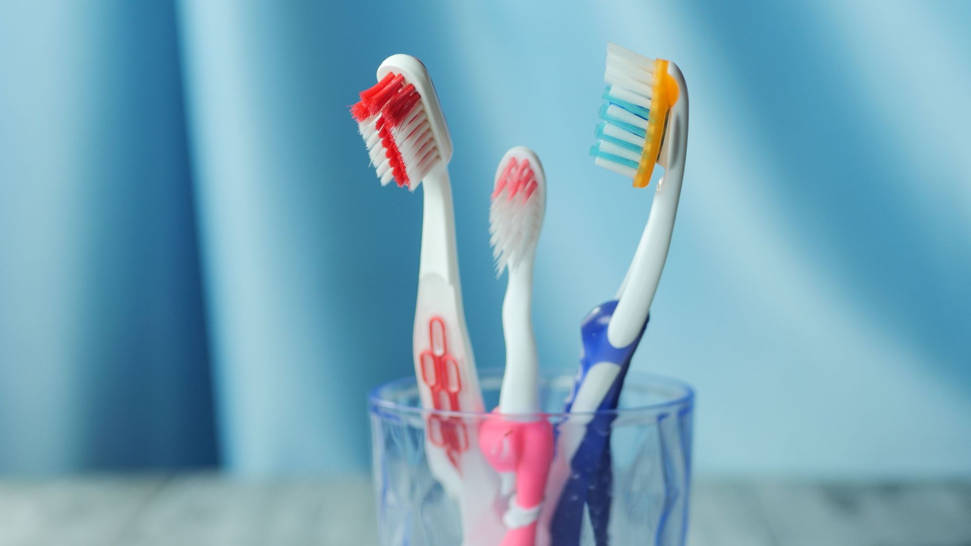 9. Brosses à dents enrichies en cristaux