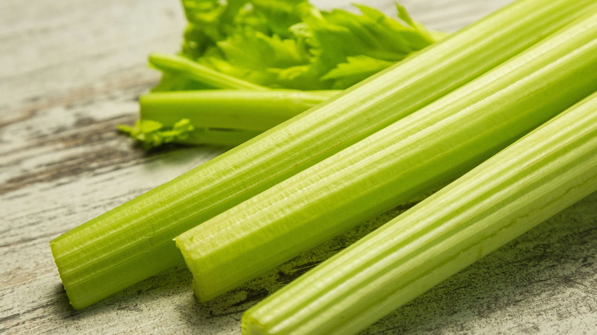 15. Bâtonnets de céleri à la salade de poulet