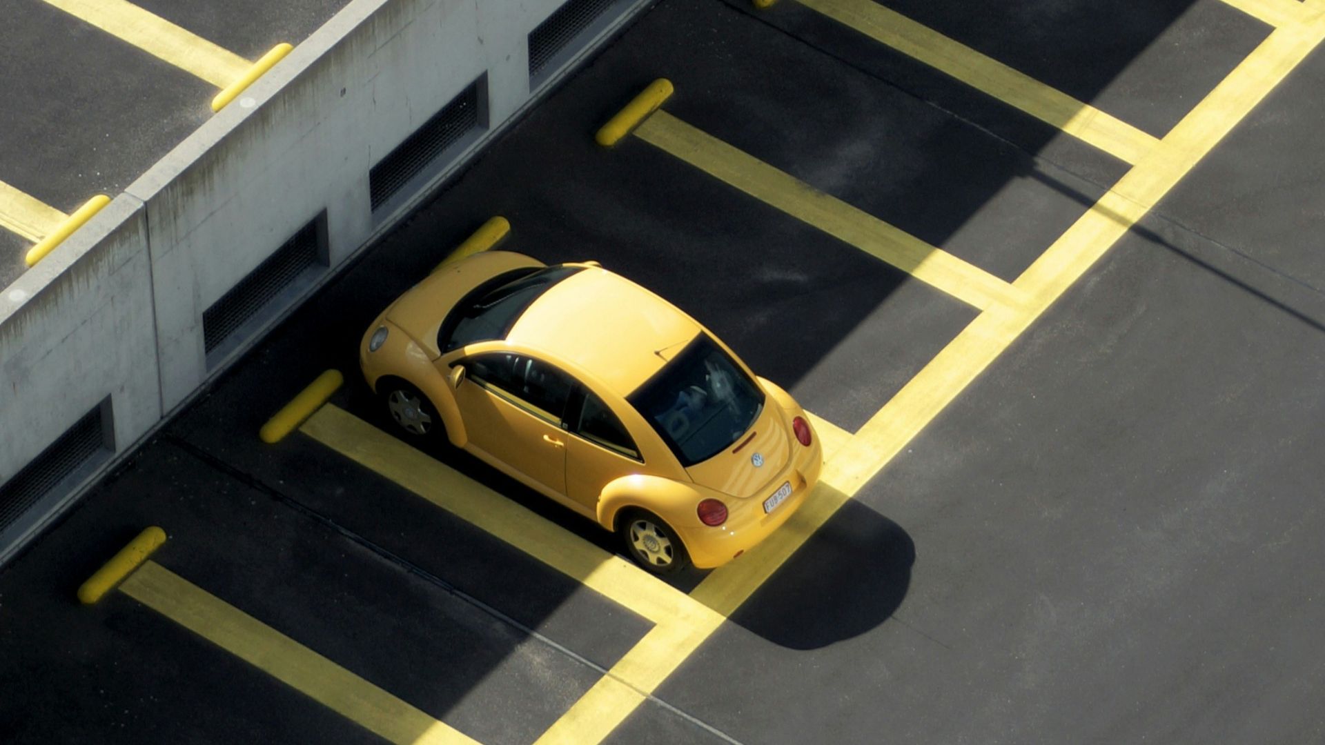 Guide complet pour circuler et se garer en toute sécurité dans un parking couvert