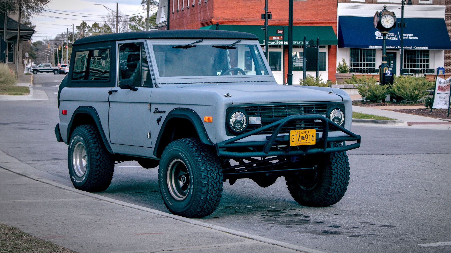 6. Ford Bronco (1966-1977)